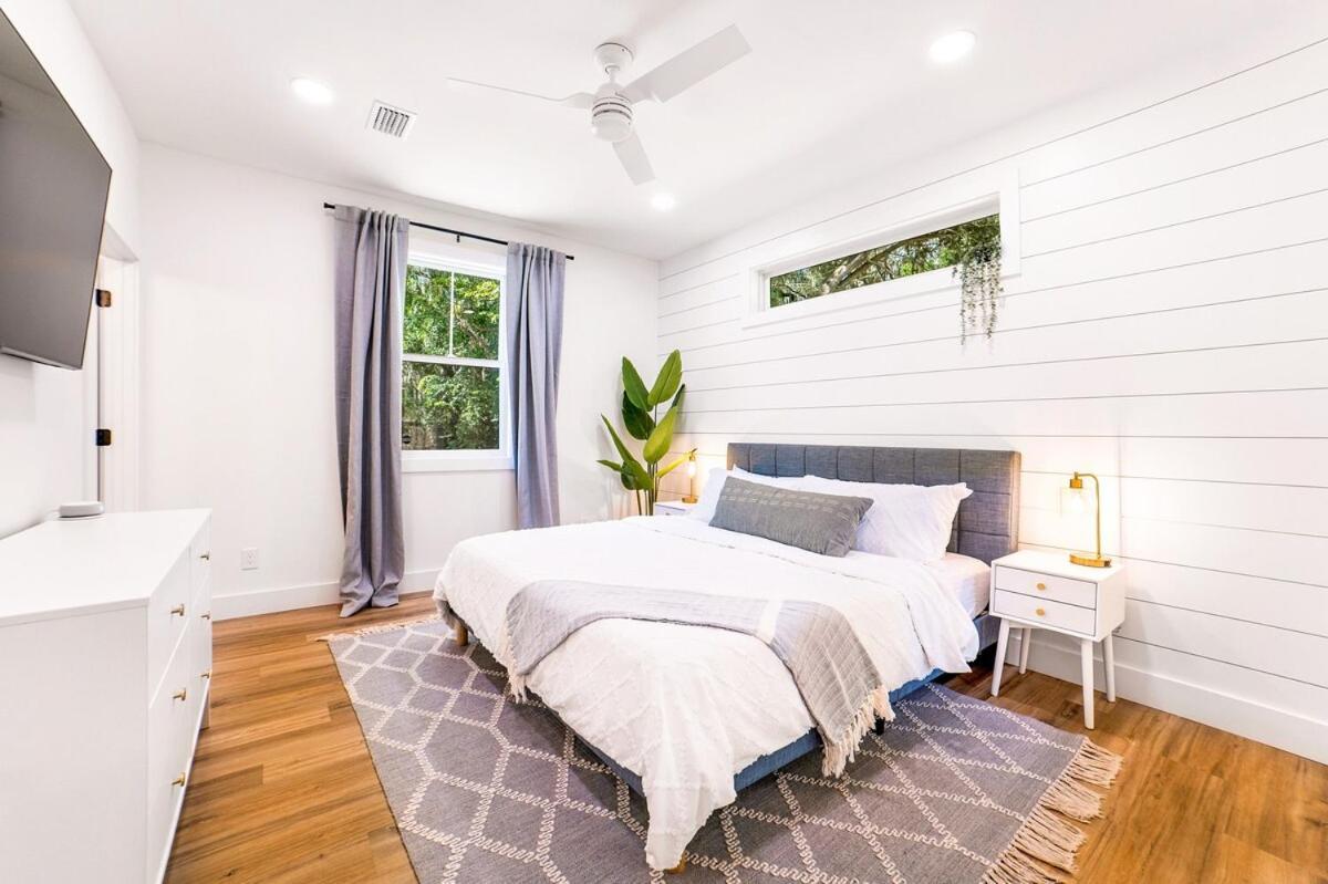New Coastal 3br Retreat - 1 Mile To Historic Downtown, Short Drive To Beach, Waffle Bar And Patio Holiday home *