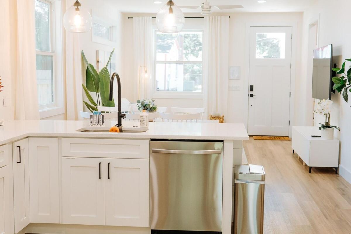 New Coastal 3br Retreat - 1 Mile To Historic Downtown, Short Drive To Beach, Waffle Bar And Patio Holiday home