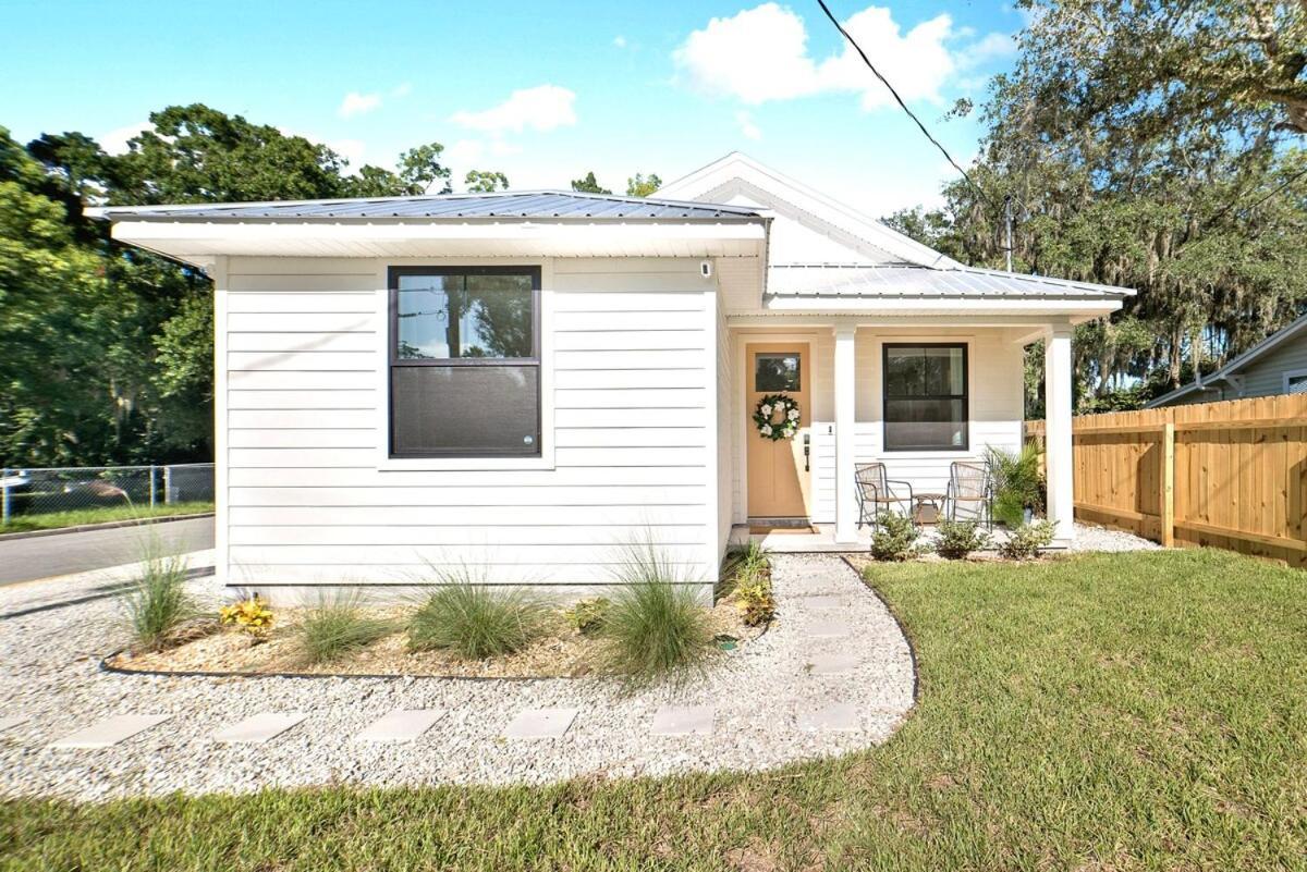 Holiday home New Coastal 3br Retreat - 1 Mile To Historic Downtown, Short Drive To Beach, Waffle Bar And Patio *