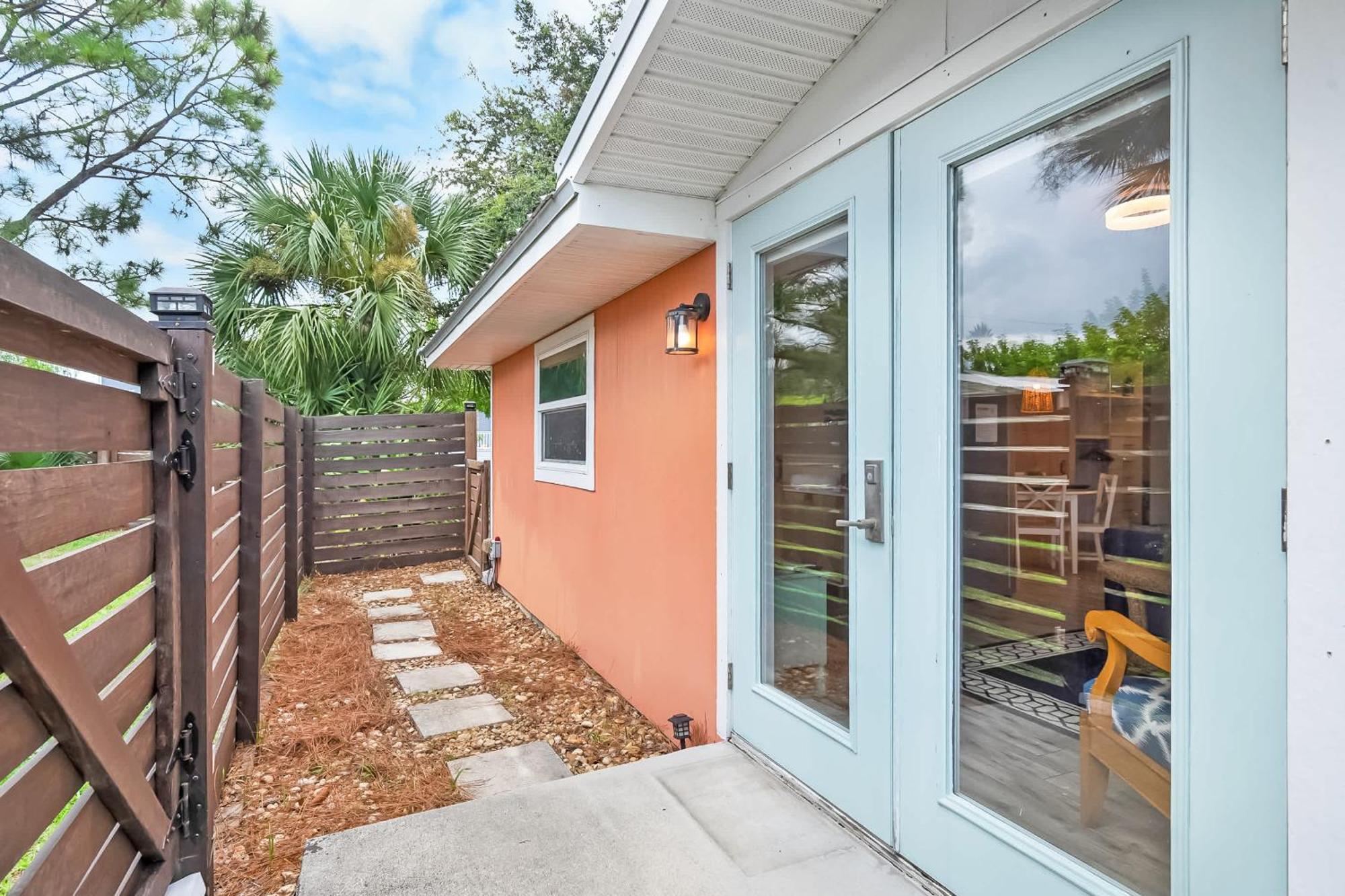 Apartment Coral Cottage, Stylish On Canal, Walkable To Beach, Private Parking *