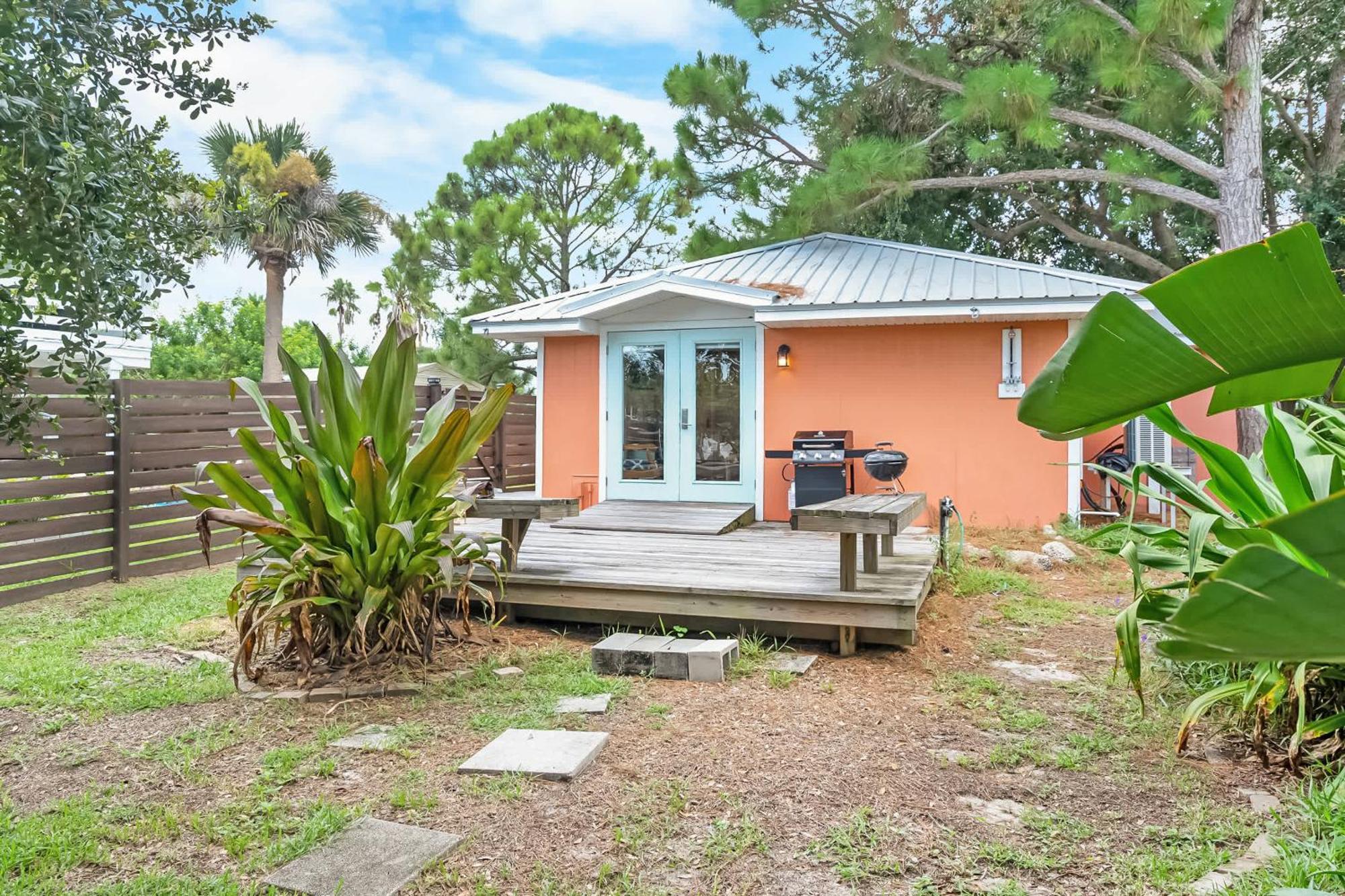 Coral Cottage, Stylish On Canal, Walkable To Beach, Private Parking Apartment *