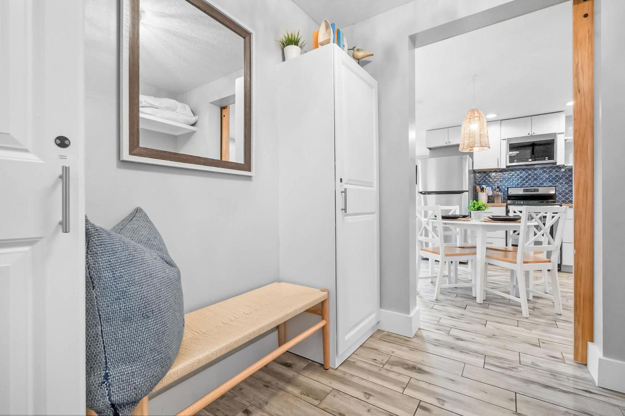 Coral Cottage, Stylish On Canal, Walkable To Beach, Private Parking Apartment