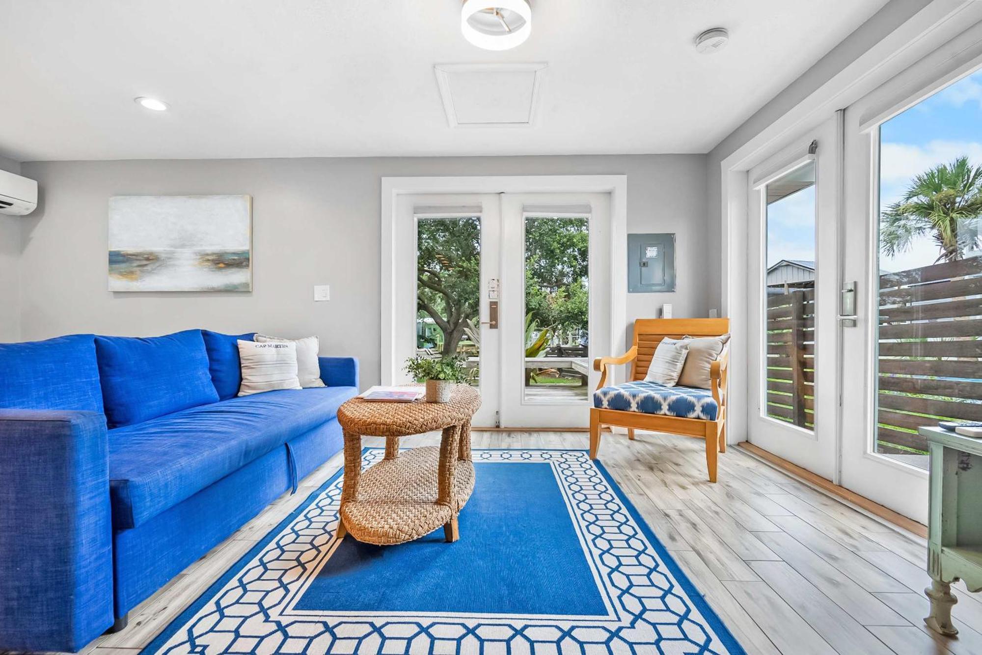 Coral Cottage, Stylish On Canal, Walkable To Beach, Private Parking