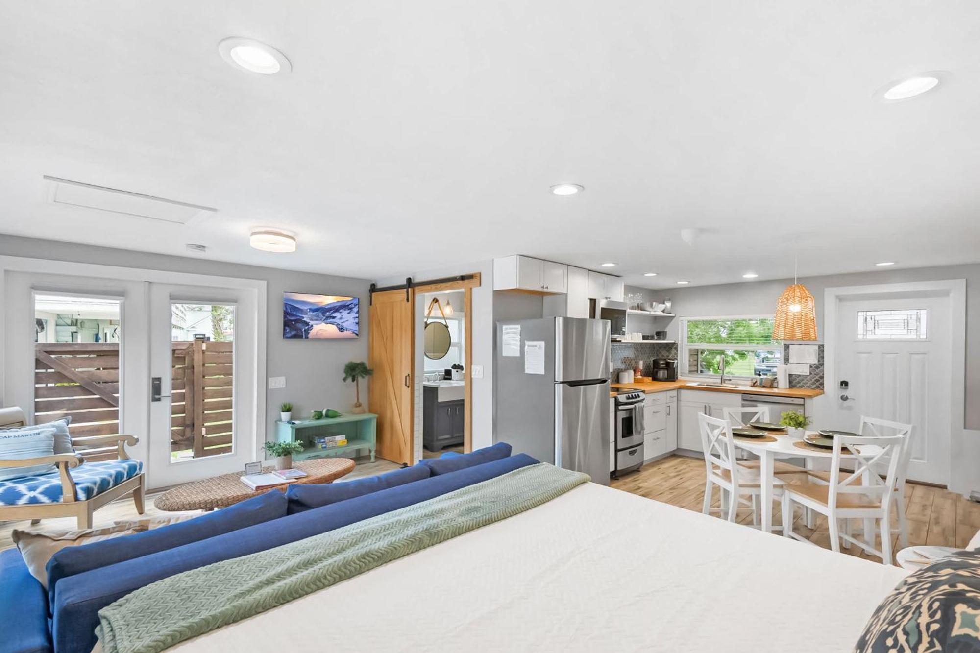 Coral Cottage, Stylish On Canal, Walkable To Beach, Private Parking Apartment