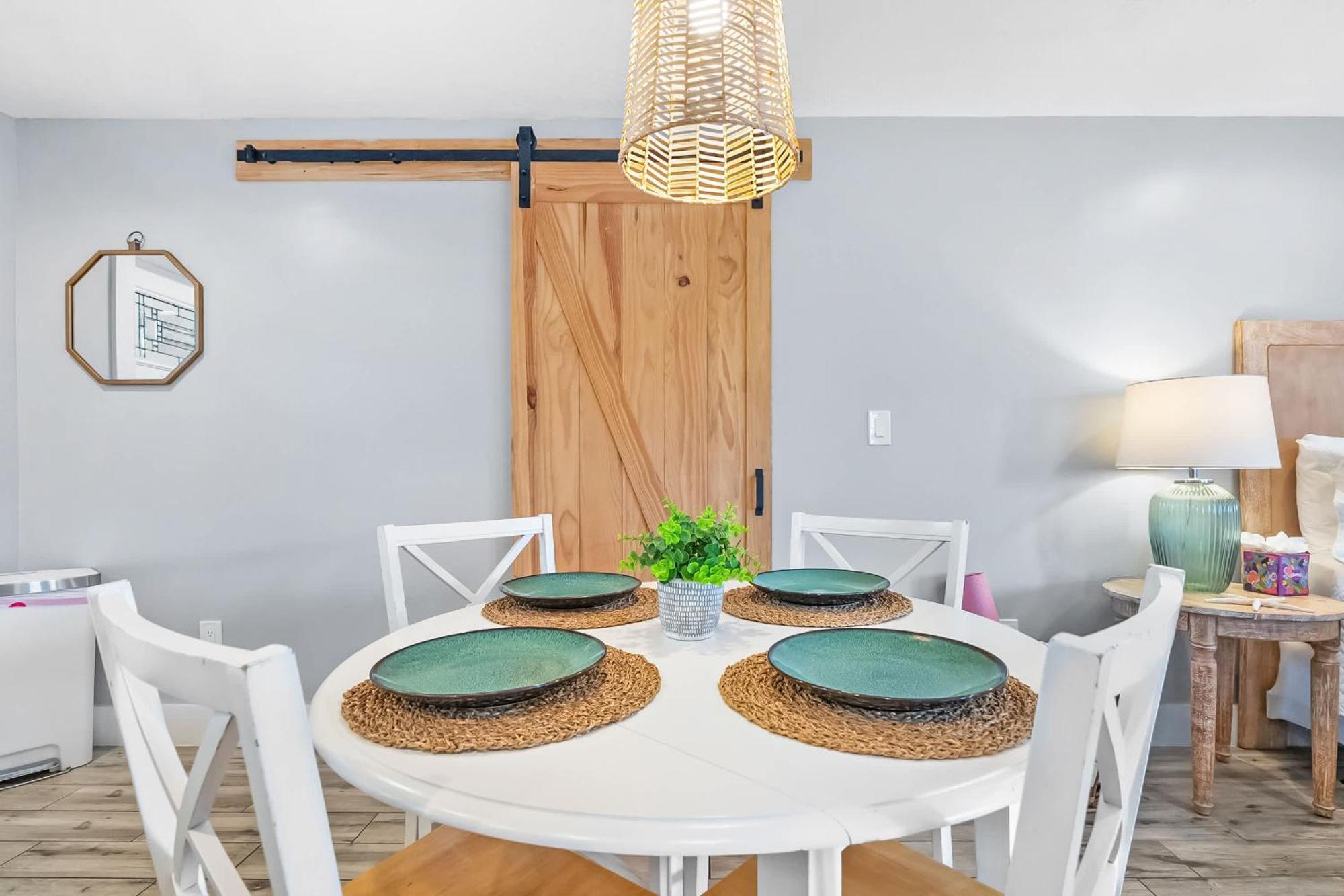 Apartment Coral Cottage, Stylish On Canal, Walkable To Beach, Private Parking *