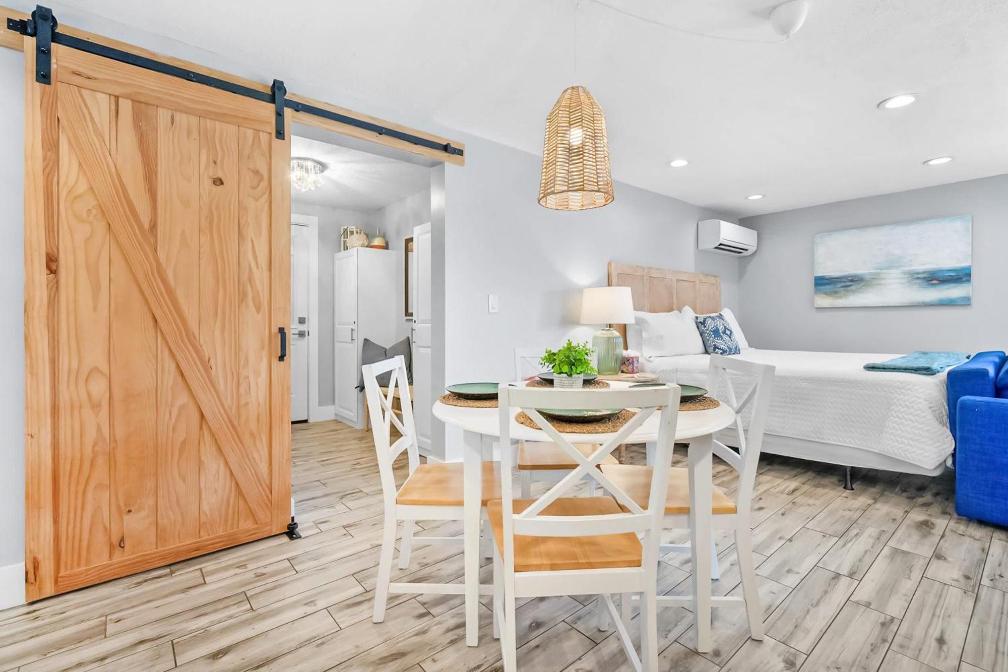 Coral Cottage, Stylish On Canal, Walkable To Beach, Private Parking