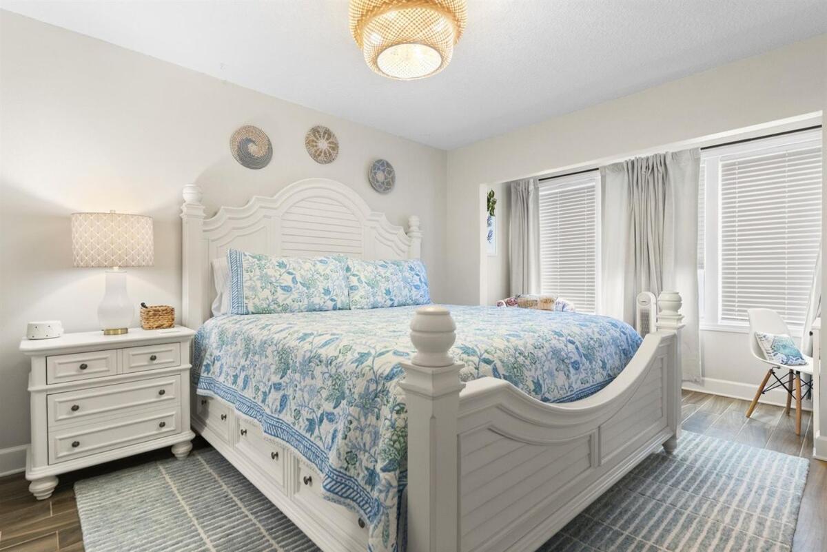 Apartment Beachfront Getaway 2br-2ba
