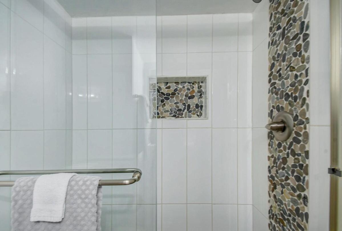 130 Direct Ocean Front 1 Bedroom With Heated Pool Apartment *