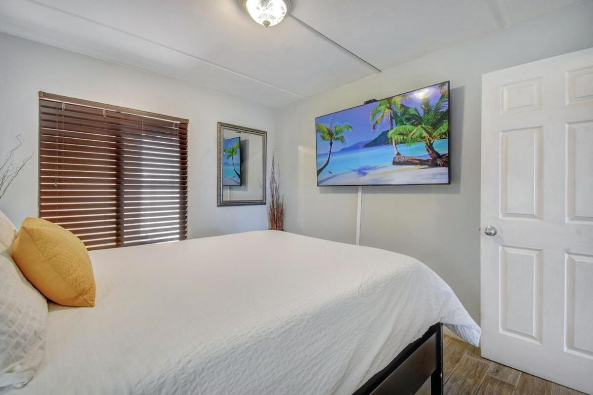130 Direct Ocean Front 1 Bedroom With Heated Pool Apartment