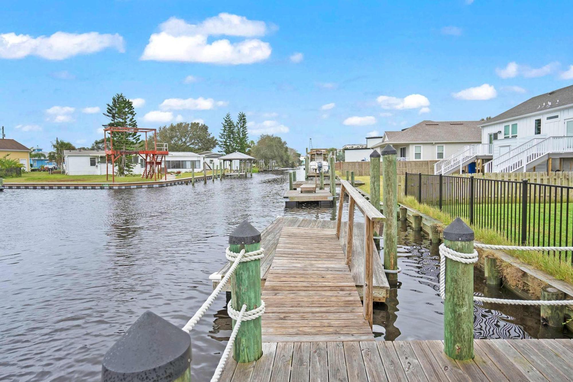Canal Front Home! Walk To Beach, Porch, Fishing Holiday home