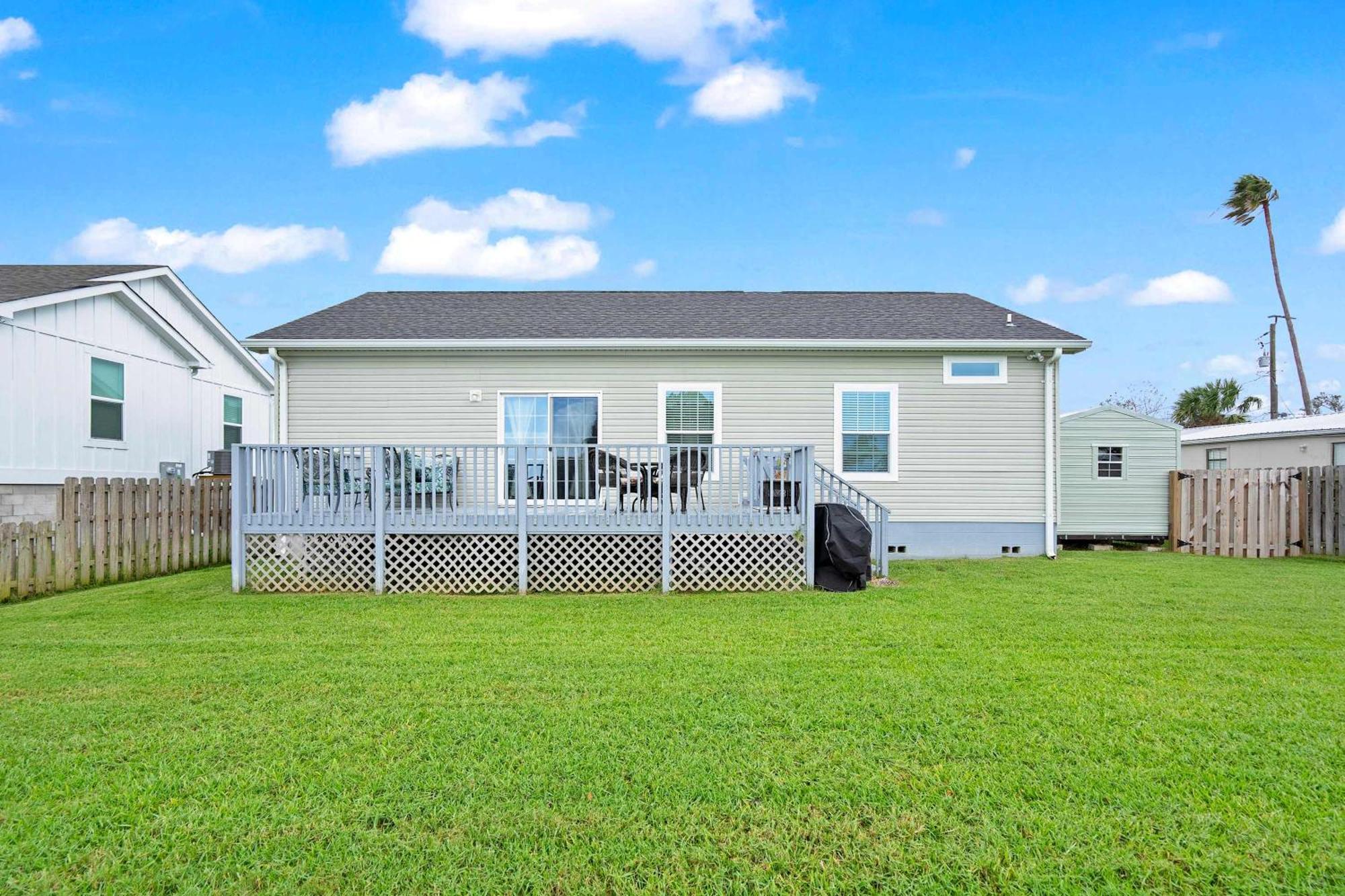Holiday home Canal Front Home! Walk To Beach, Porch, Fishing *