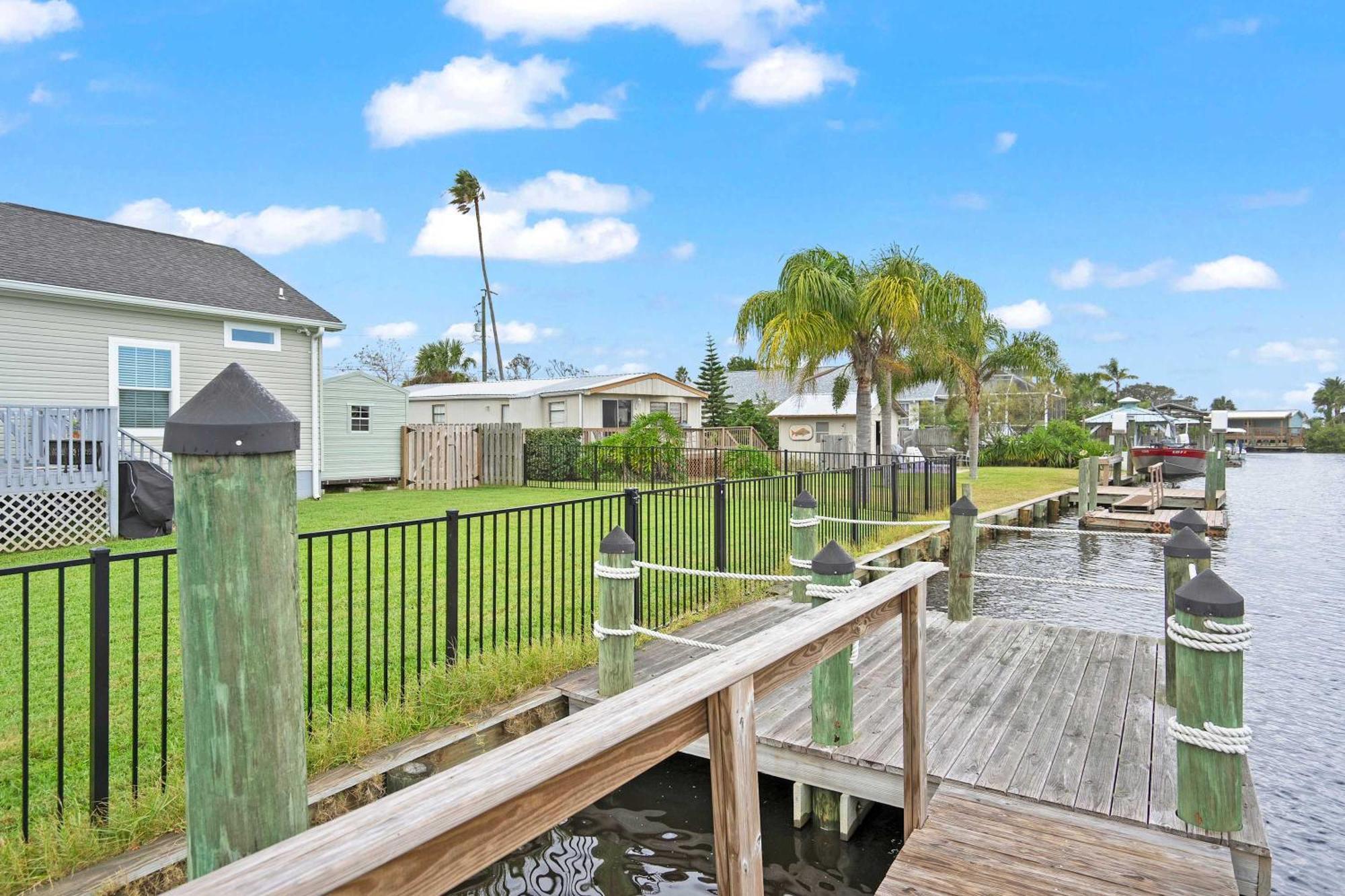 Canal Front Home! Walk To Beach, Porch, Fishing *