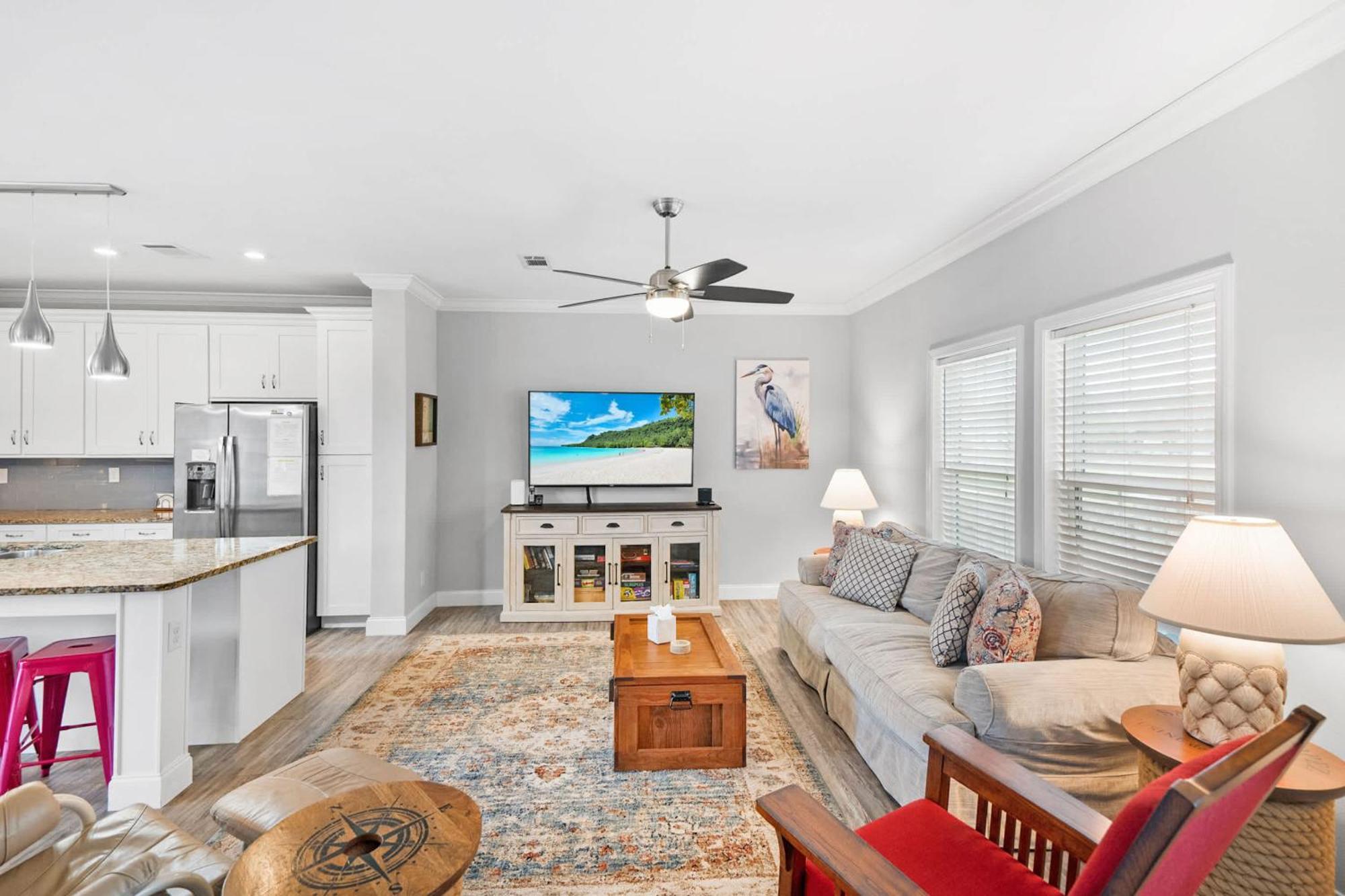 Canal Front Home! Walk To Beach, Porch, Fishing Holiday home