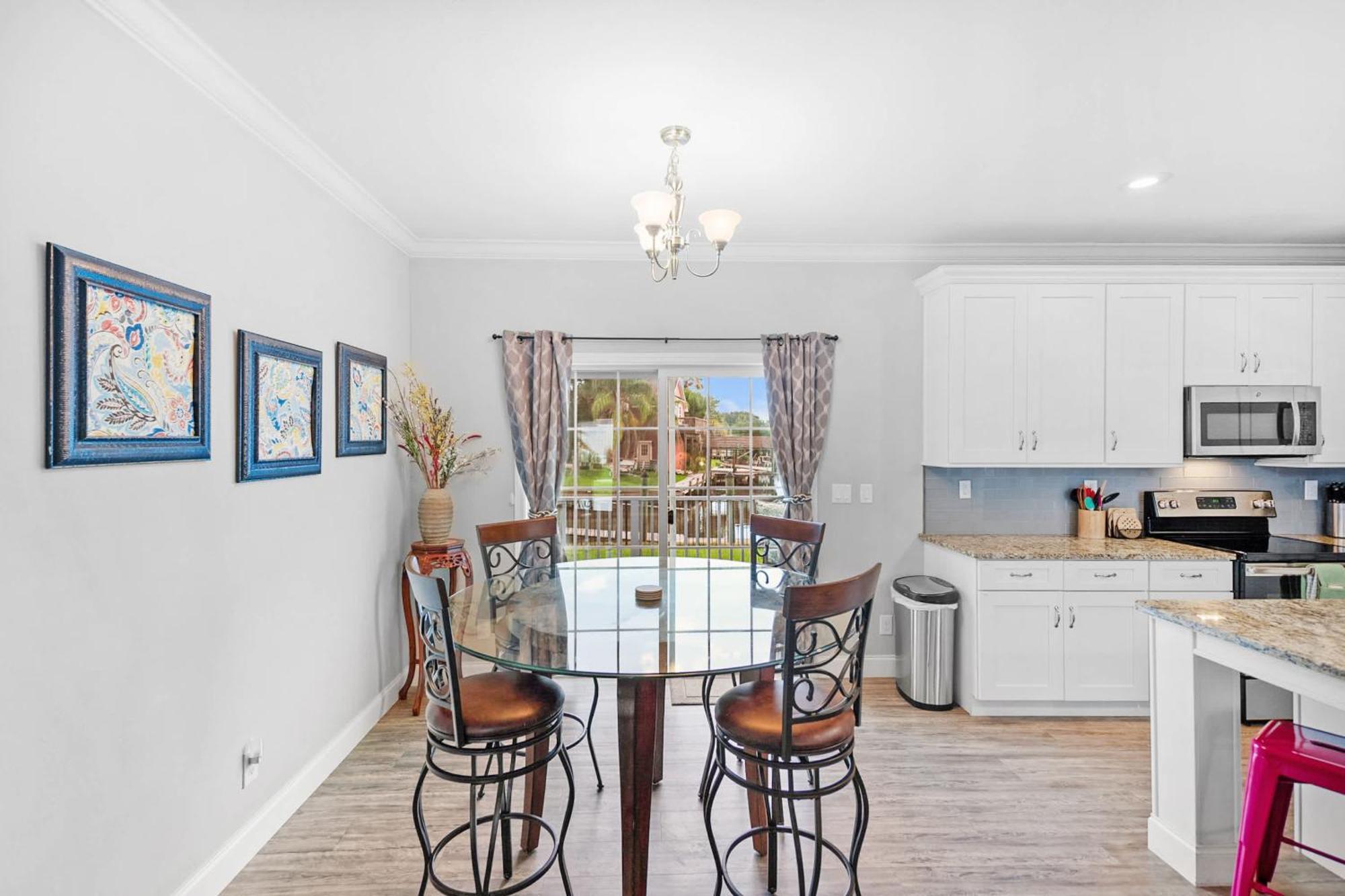 Casa de férias Canal Front Home! Walk To Beach, Porch, Fishing Saint Augustine