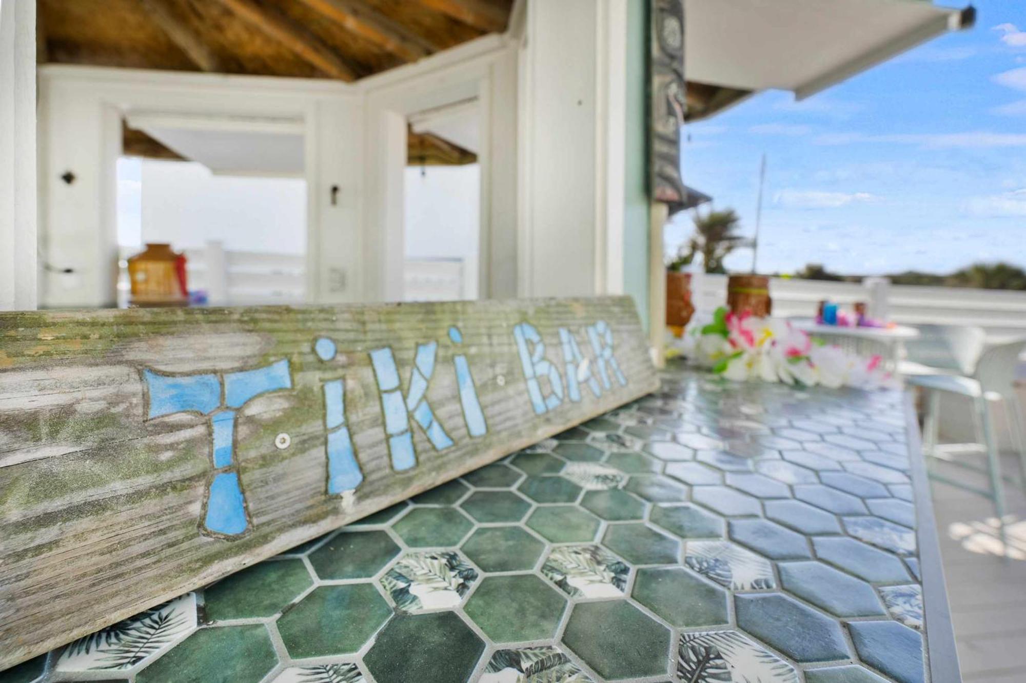 Holiday home Oceanfront, Serenity Under The Sea, Tiki Bar And Grand Deck! *