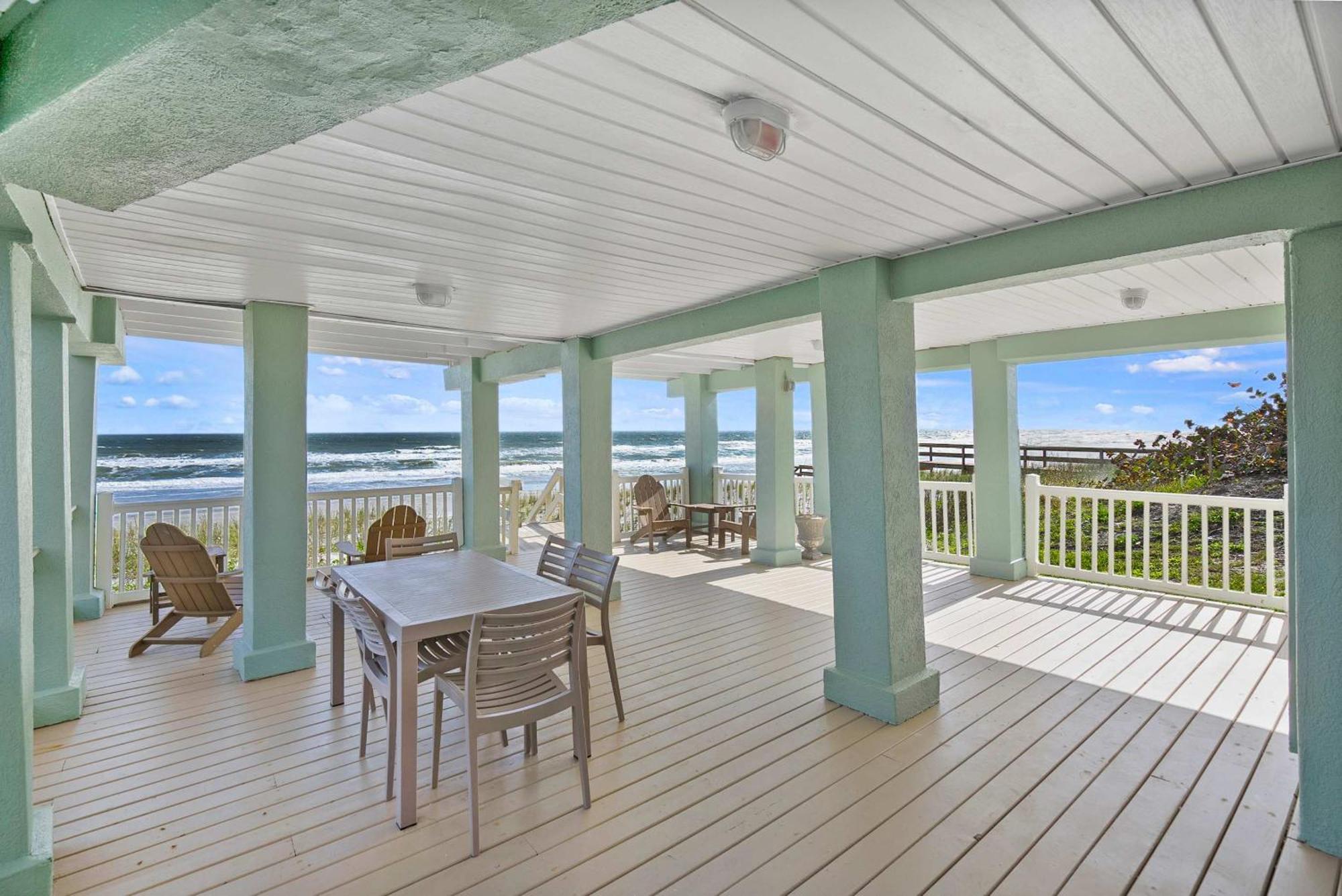Holiday home Oceanfront, Serenity Under The Sea, Tiki Bar And Grand Deck! *
