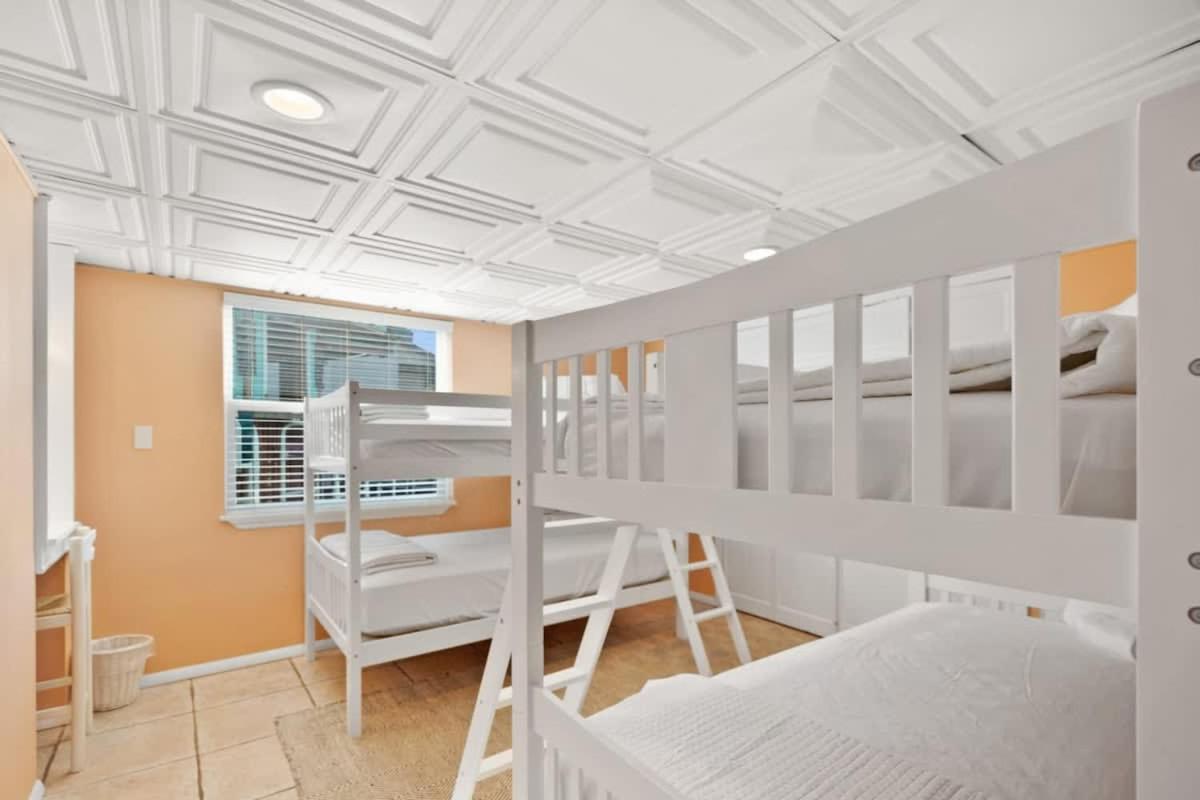 Holiday home Oceanfront, Serenity Under The Sea, Tiki Bar And Grand Deck! *