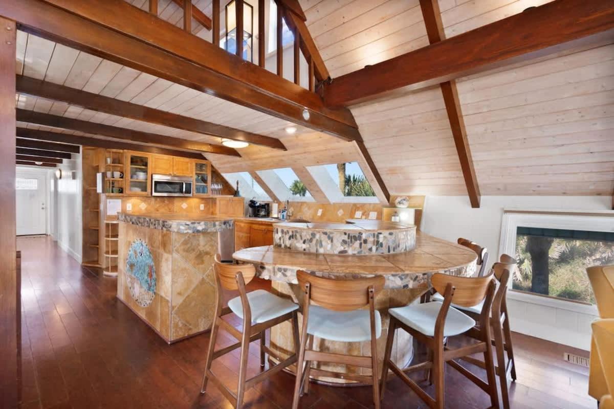 Oceanfront, Serenity Under The Sea, Tiki Bar And Grand Deck! Holiday home *