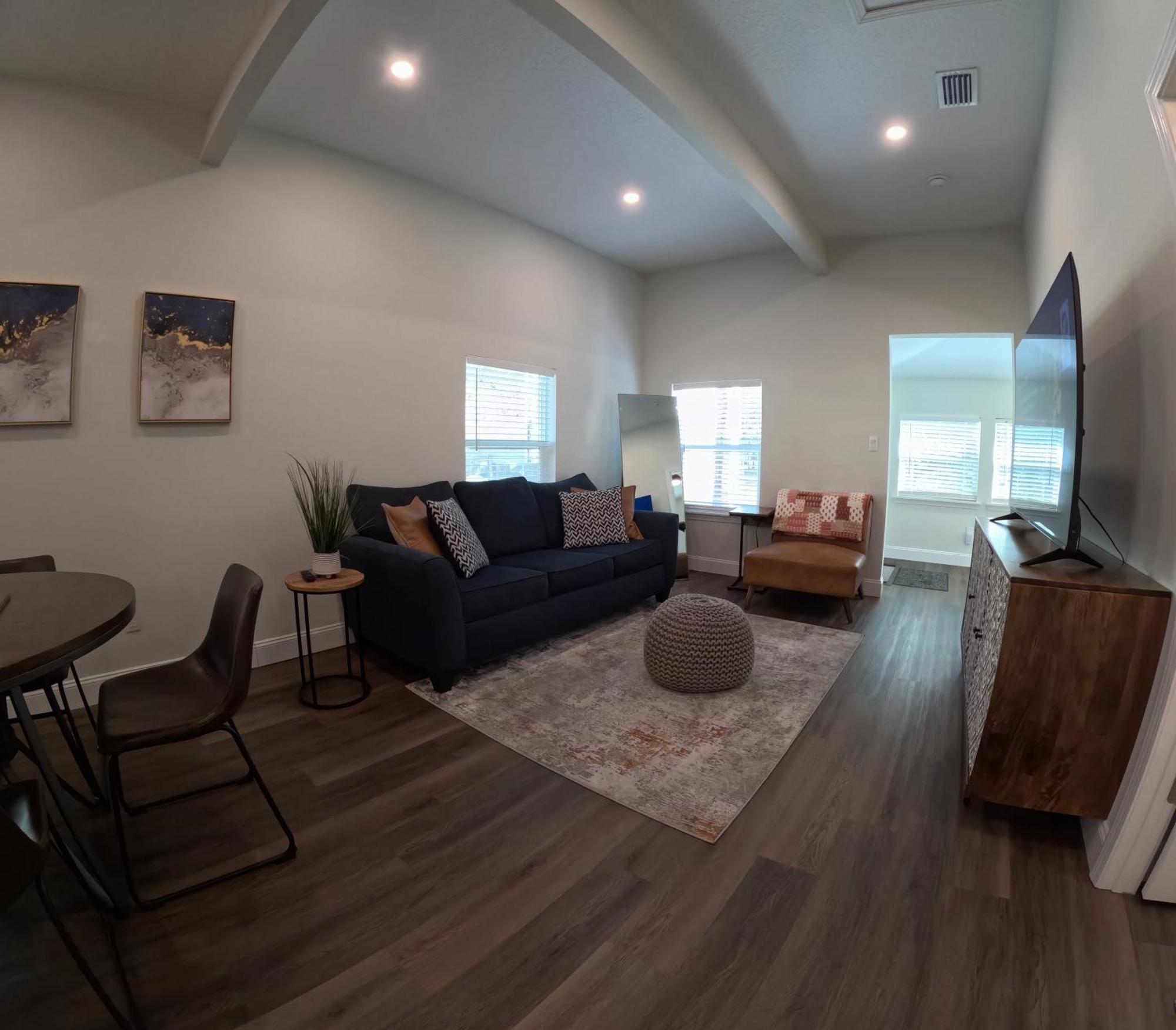 Steps To Trolley #11, Tesla Connector, Walk Downtown Holiday home *