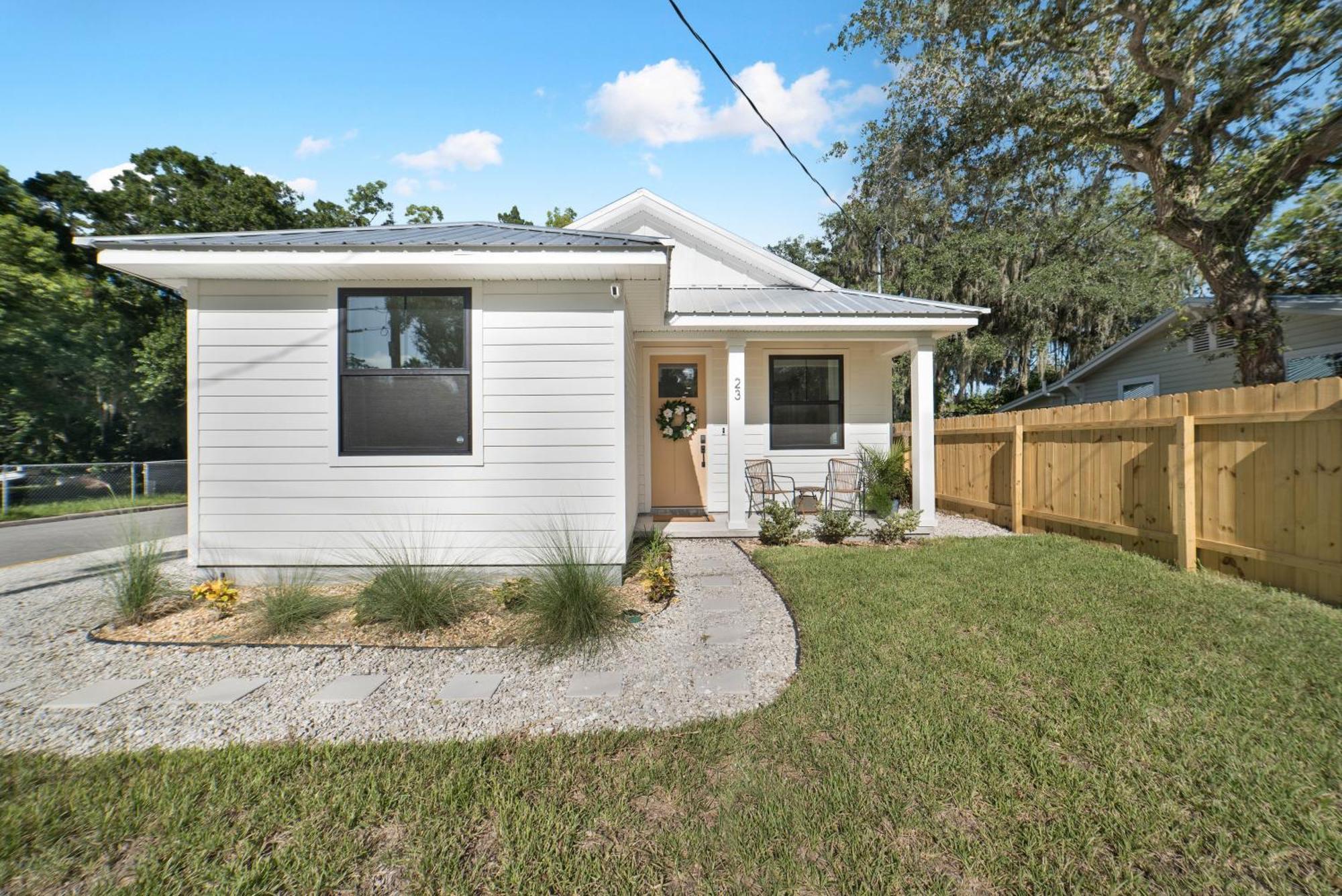 New Coastal 3br Retreat - 1 Mile To Historic Downtown, Short Drive To Beach, Waffle Bar And Patio Holiday home