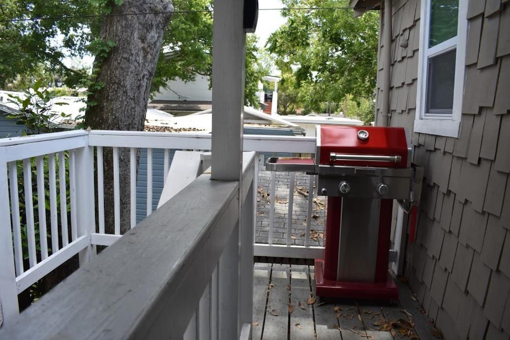 Holiday home Renovated Romantic Historic Downtown Easy Half Mile Stroll - Only 3 Miles! *