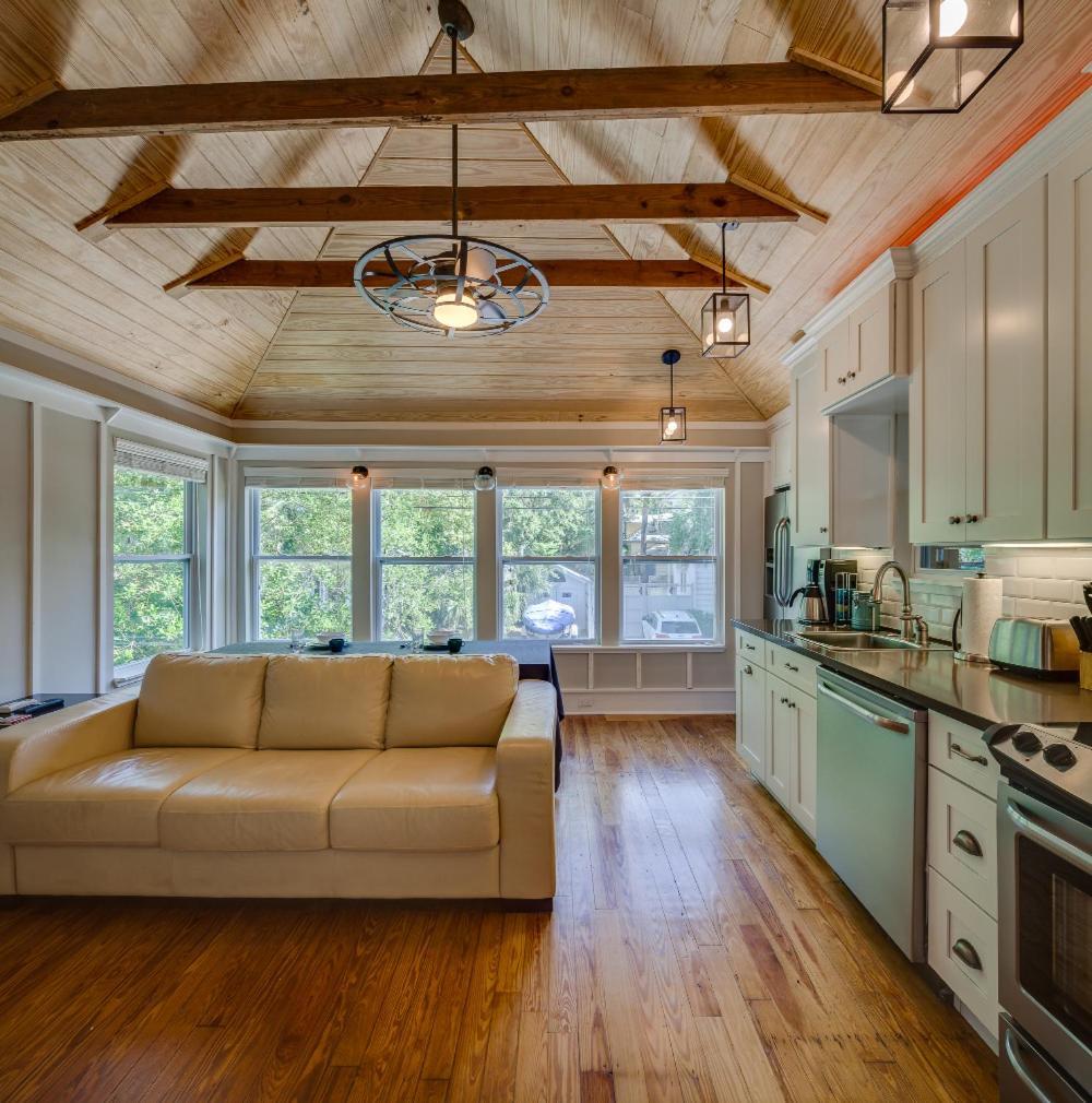 Holiday home Renovated Romantic Historic Downtown Easy Half Mile Stroll - Only 3 Miles!