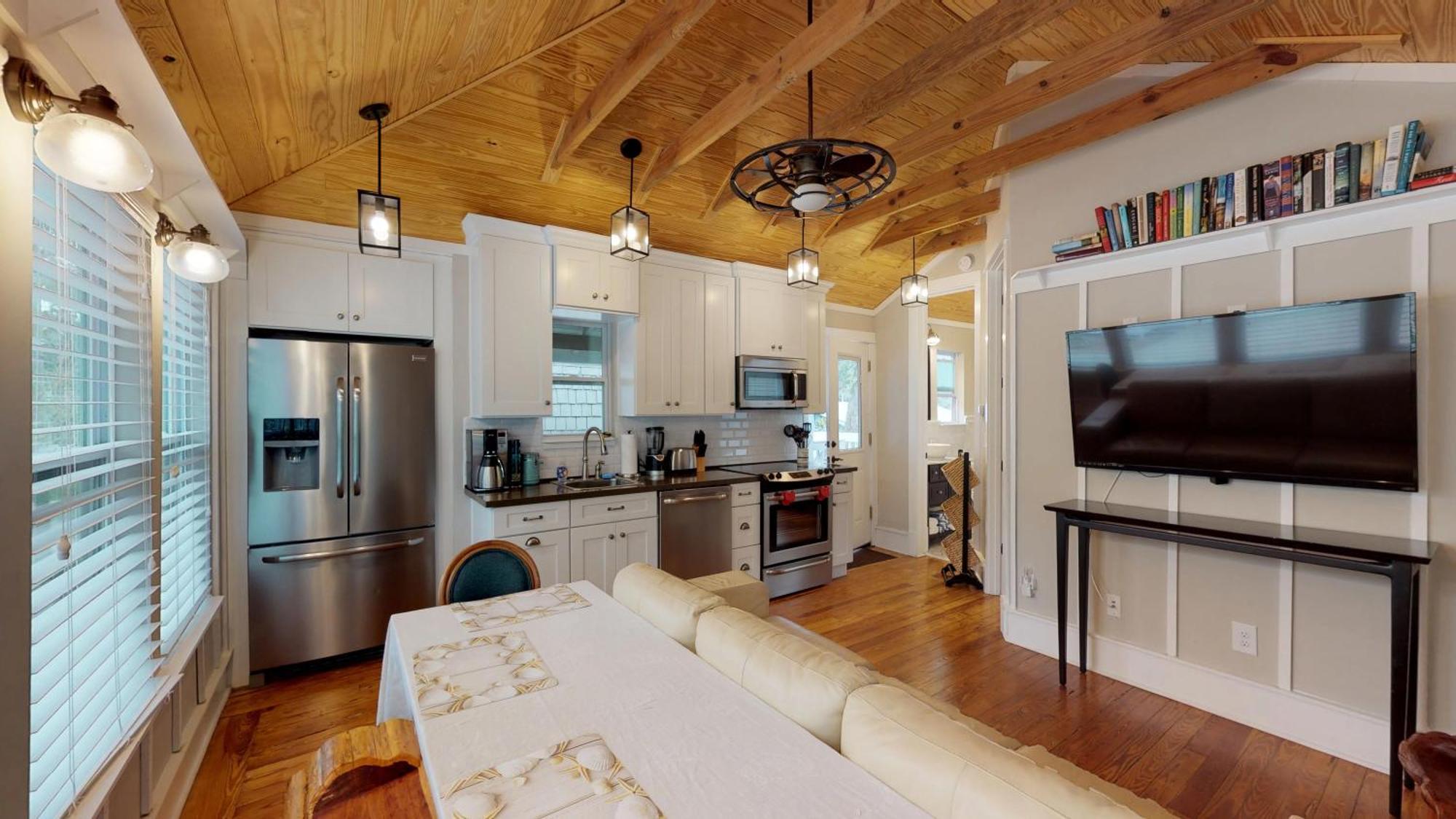 Renovated Romantic Historic Downtown Easy Half Mile Stroll - Only 3 Miles!