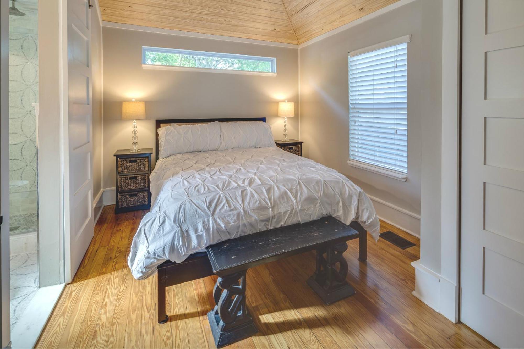 Renovated Romantic Historic Downtown Easy Half Mile Stroll - Only 3 Miles! Holiday home