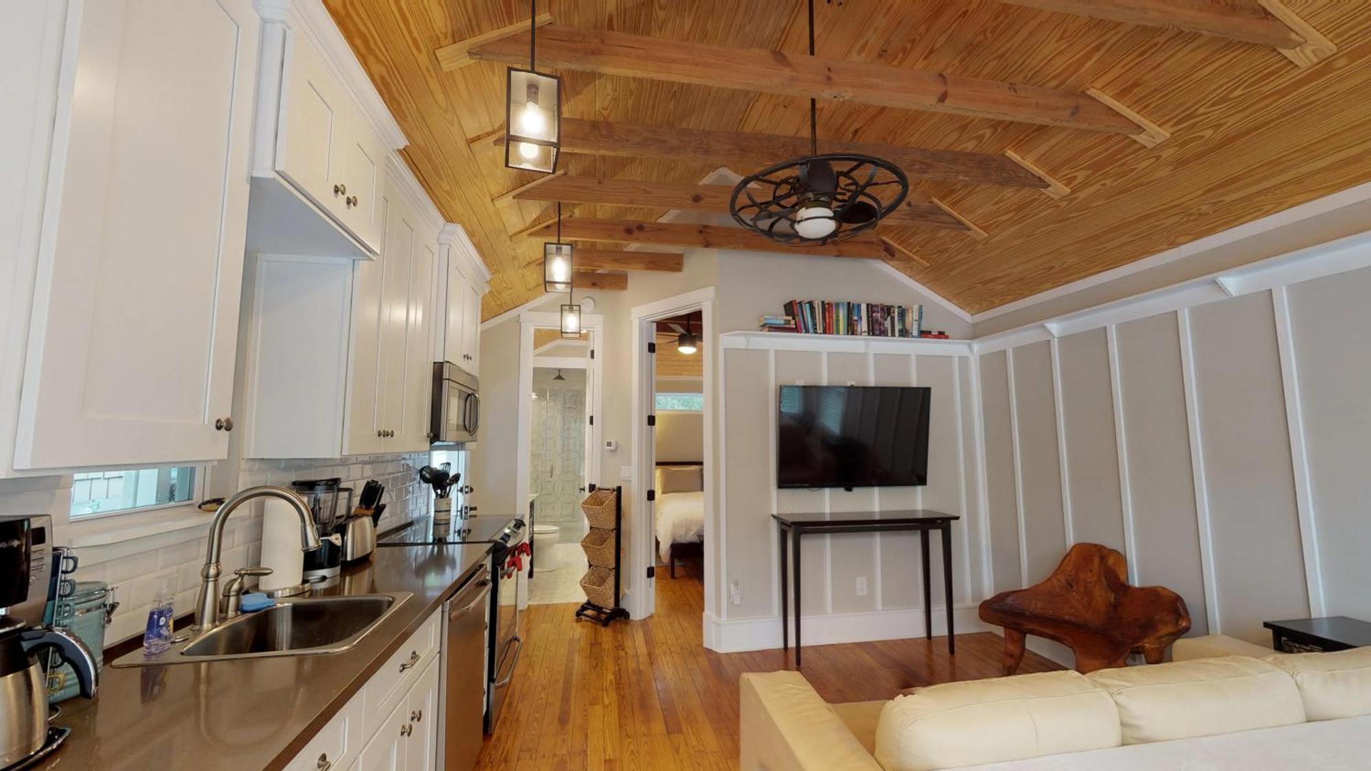 Renovated Romantic Historic Downtown Easy Half Mile Stroll - Only 3 Miles! Holiday home *