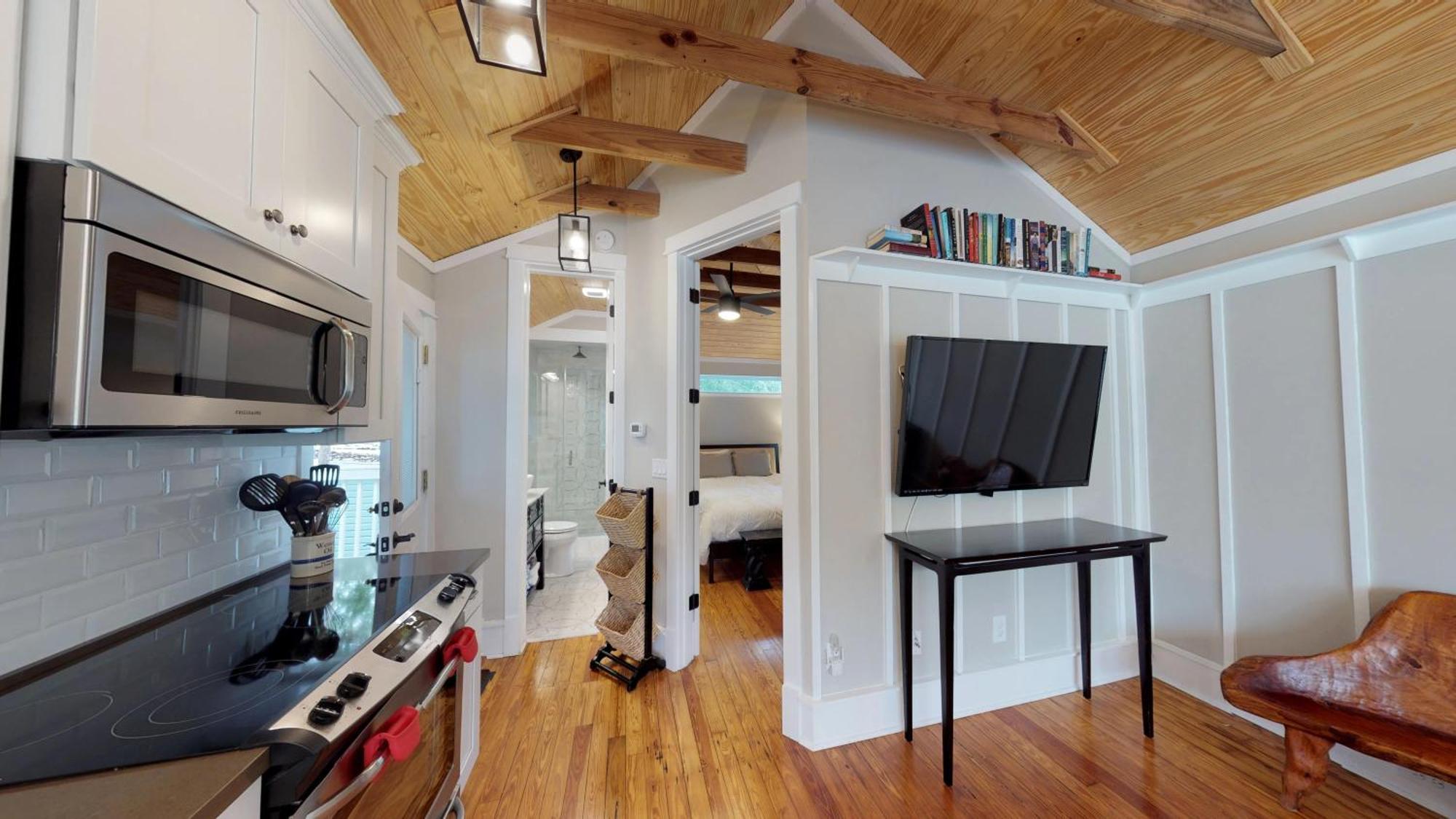 Holiday home Renovated Romantic Historic Downtown Easy Half Mile Stroll - Only 3 Miles! *