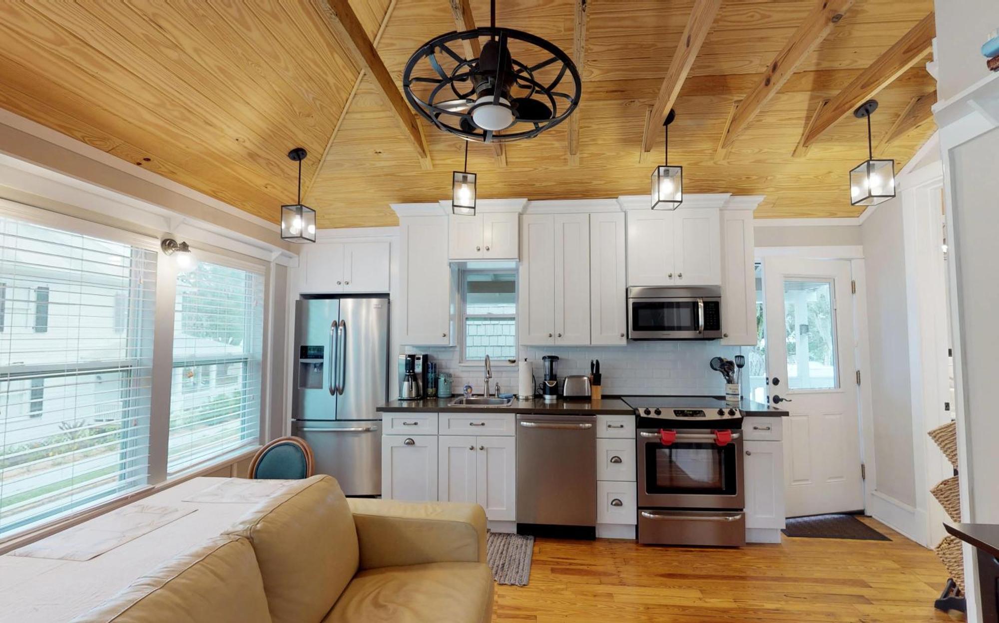 Renovated Romantic Historic Downtown Easy Half Mile Stroll - Only 3 Miles!