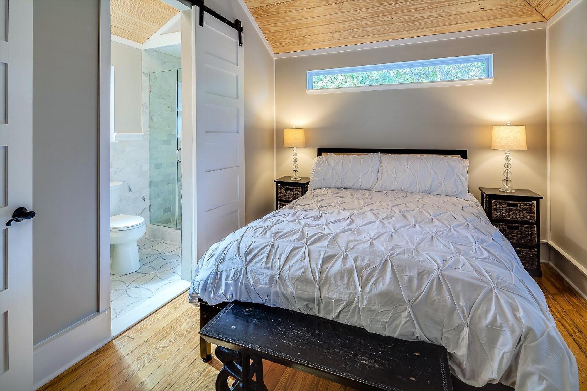 Renovated Romantic Historic Downtown Easy Half Mile Stroll - Only 3 Miles! Holiday home