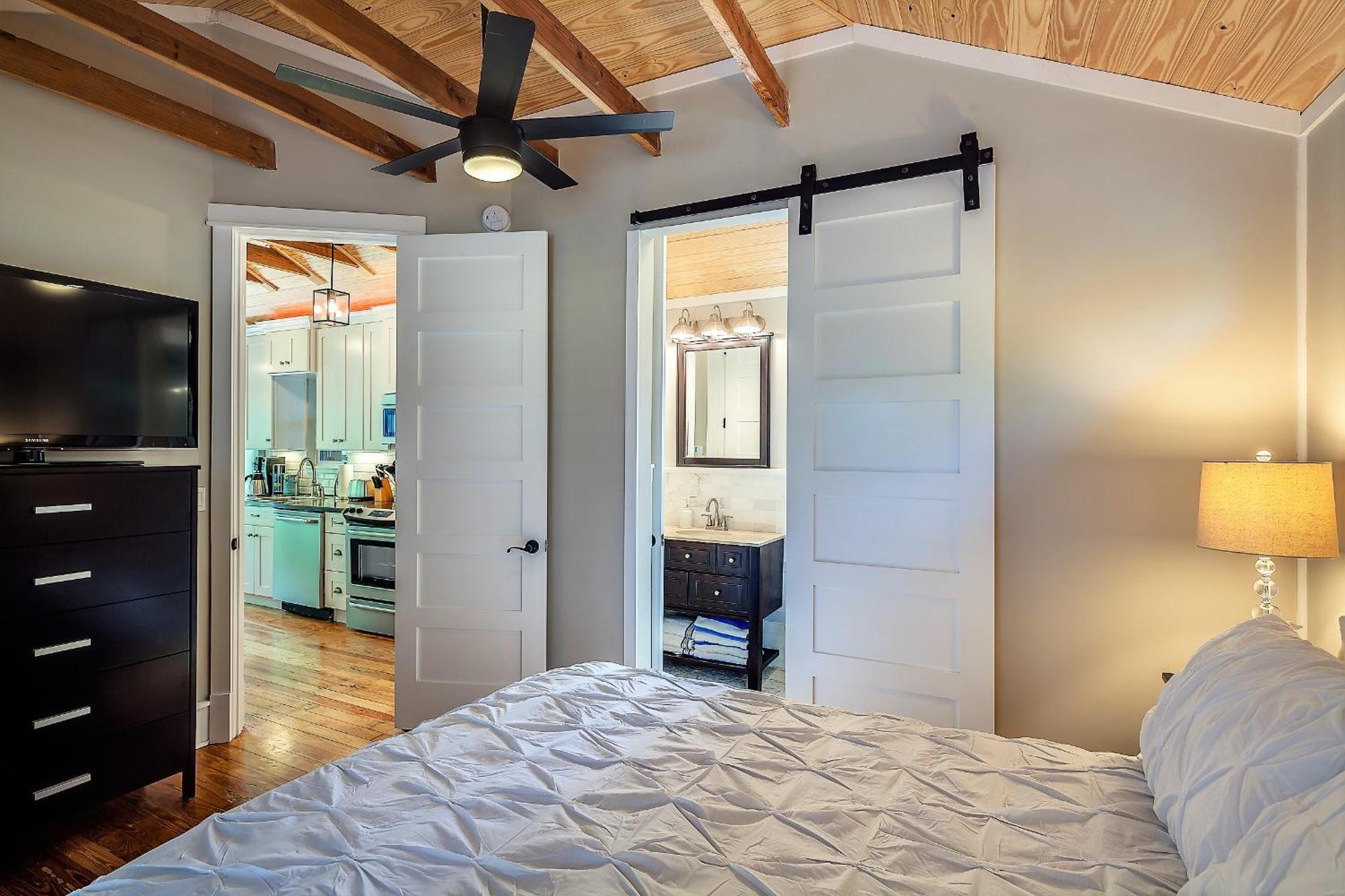 Renovated Romantic Historic Downtown Easy Half Mile Stroll - Only 3 Miles! Holiday home *