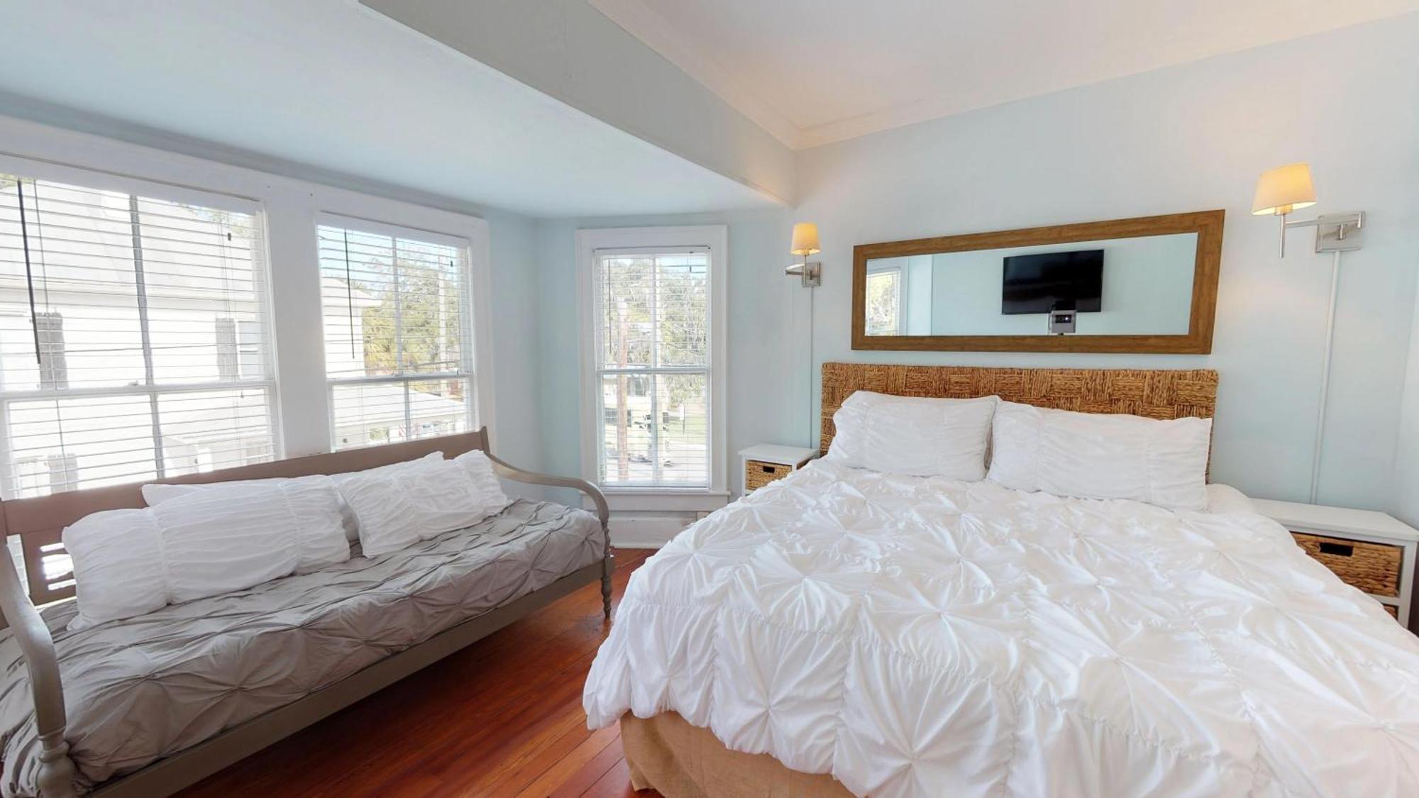 Historic Lady Renovated-half Mile Walk To Dt-beach 3 Mi-optional Holiday home *