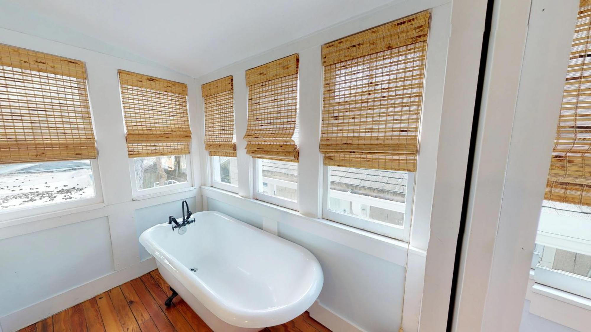Historic Lady Renovated-half Mile Walk To Dt-beach 3 Mi-optional Holiday home