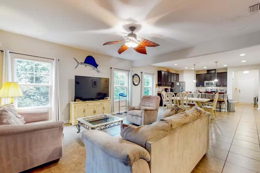 Dog-friendly 4br Coastal Getaway Close To