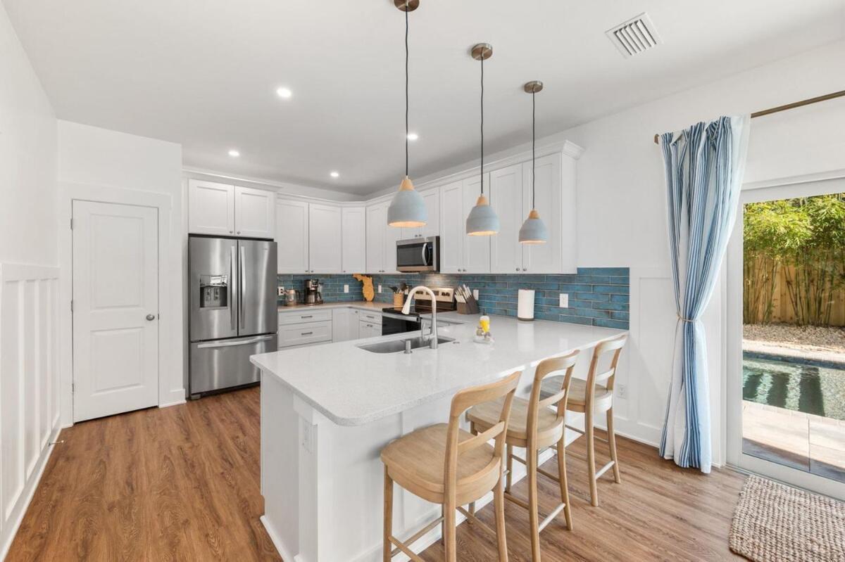 Coastal Inspired, Beachside Heated Pool & Bunkroom Holiday home *