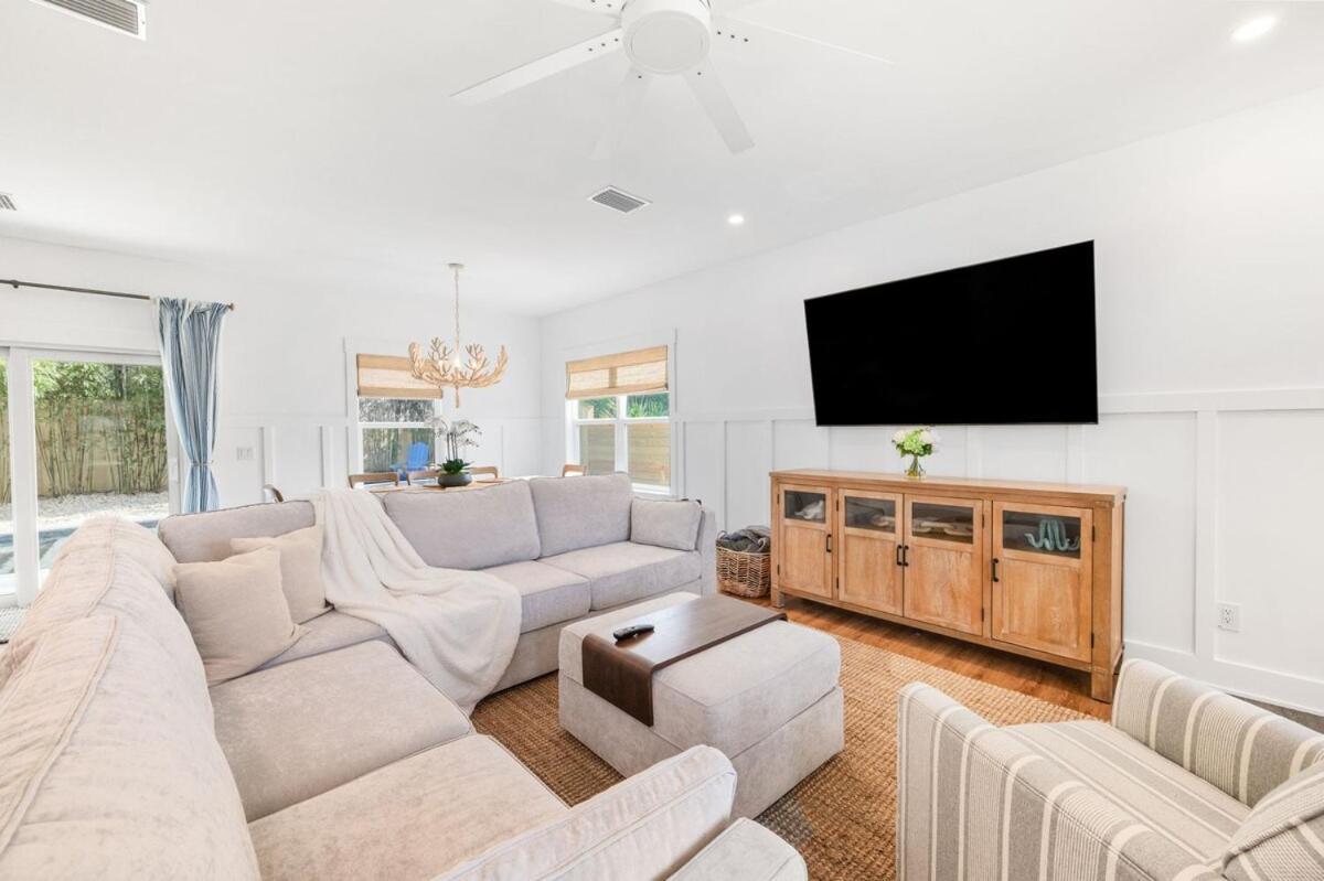 Coastal Inspired, Beachside Heated Pool & Bunkroom Holiday home