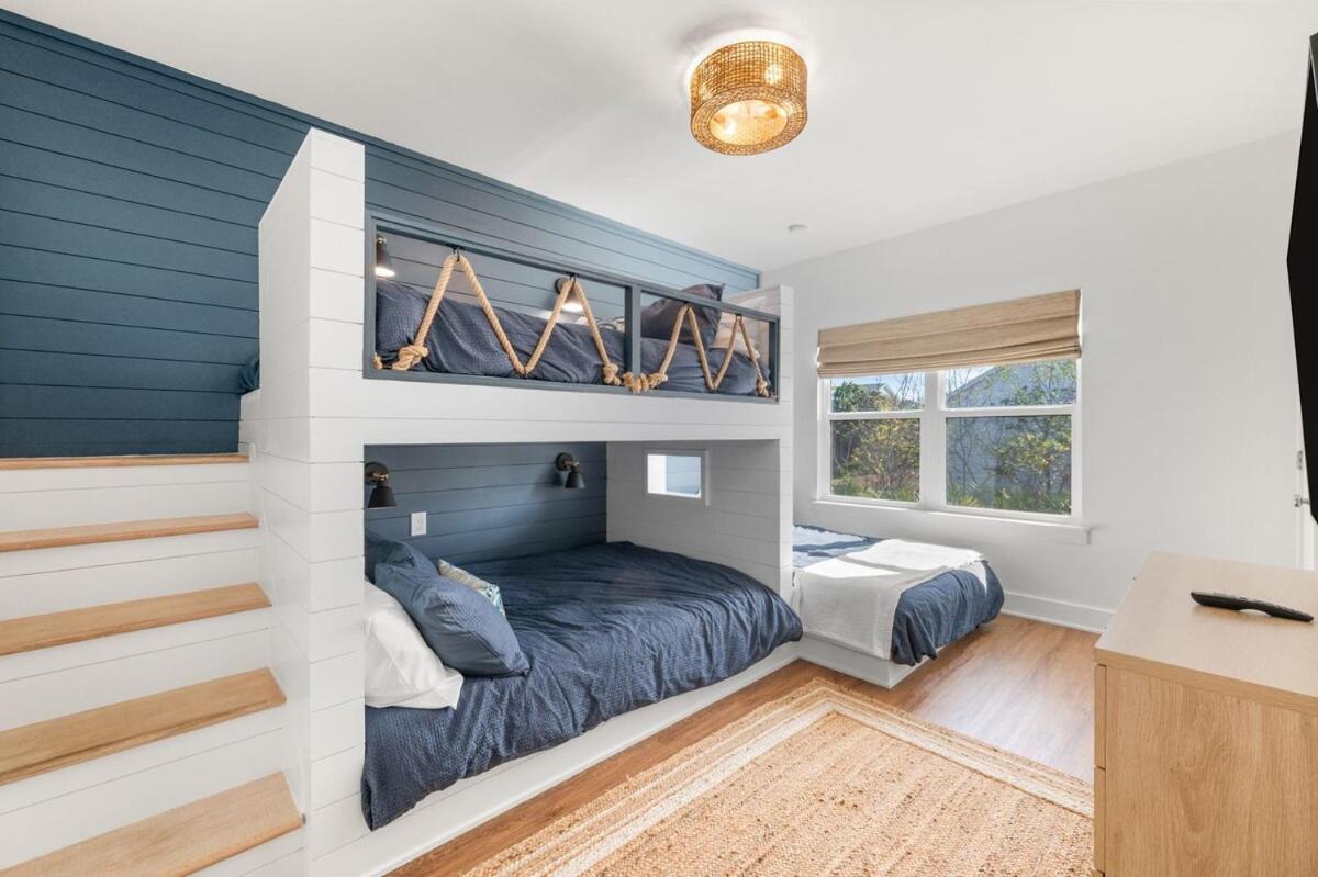 Holiday home Coastal Inspired, Beachside Heated Pool & Bunkroom
