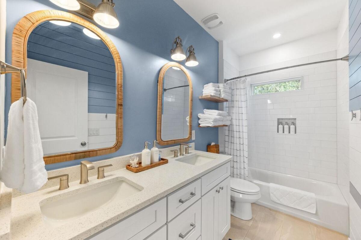Coastal Inspired, Beachside Heated Pool & Bunkroom Holiday home *