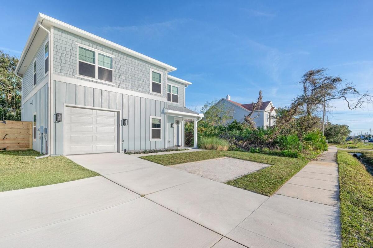 Coastal Inspired, Beachside Heated Pool & Bunkroom Holiday home