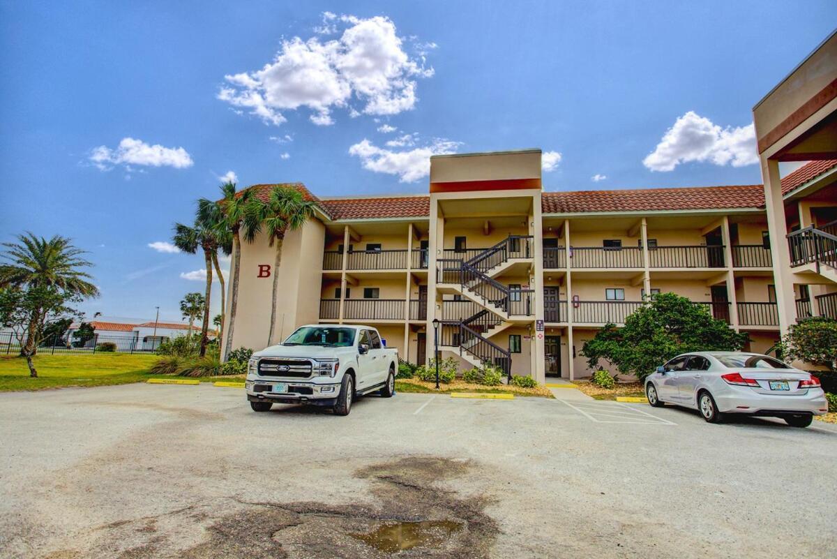 Apartment Oceanside Complex B35 1 Bed 1 Bath Heated Pool