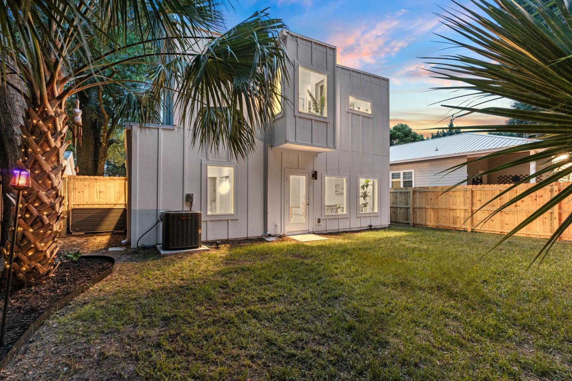 Modern Lux Coastal Home, 1mi To Historic Downtown, Fire Pit, King Beds