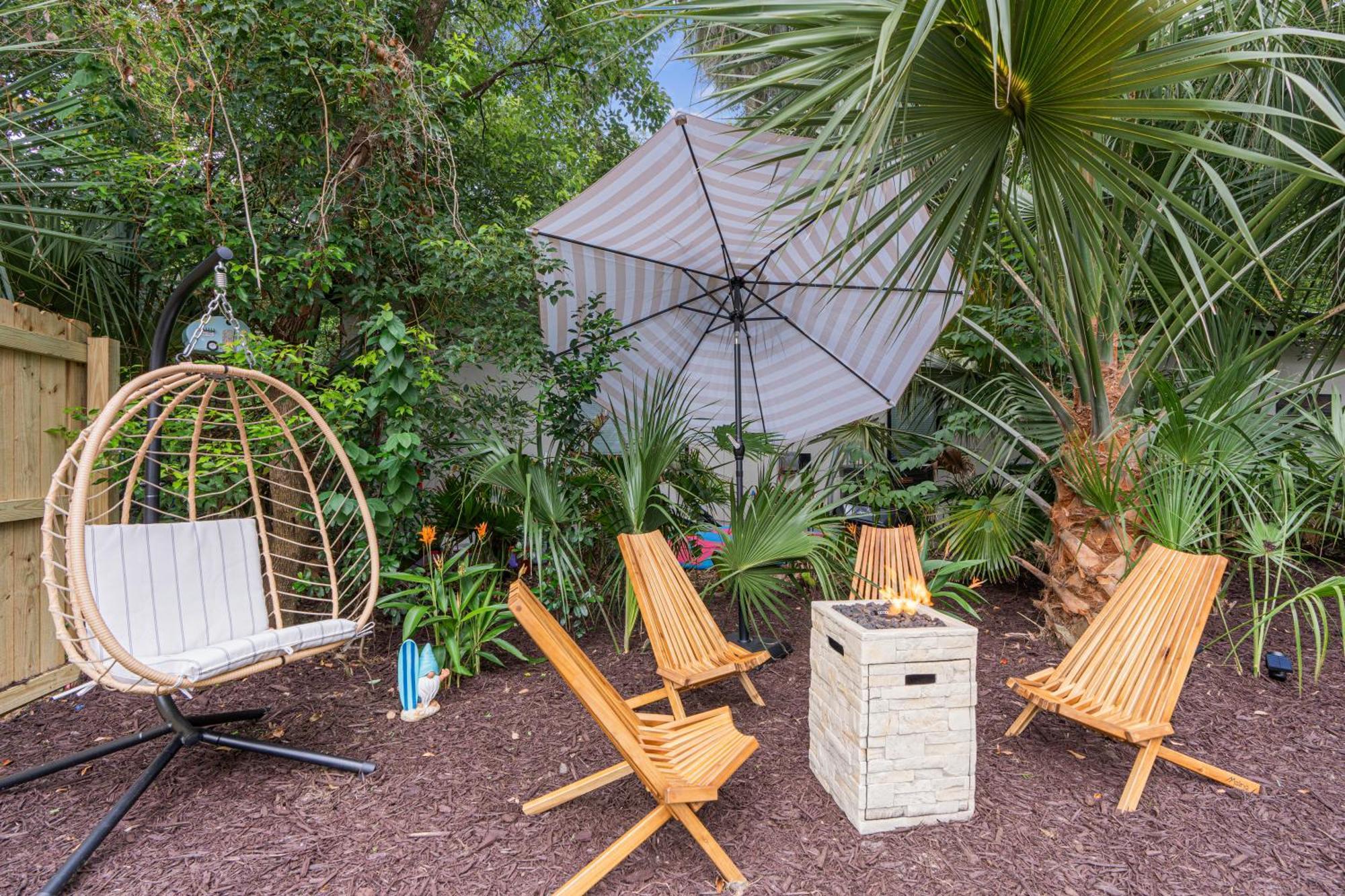 Modern Lux Coastal Home, 1mi To Historic Downtown, Fire Pit, King Beds *