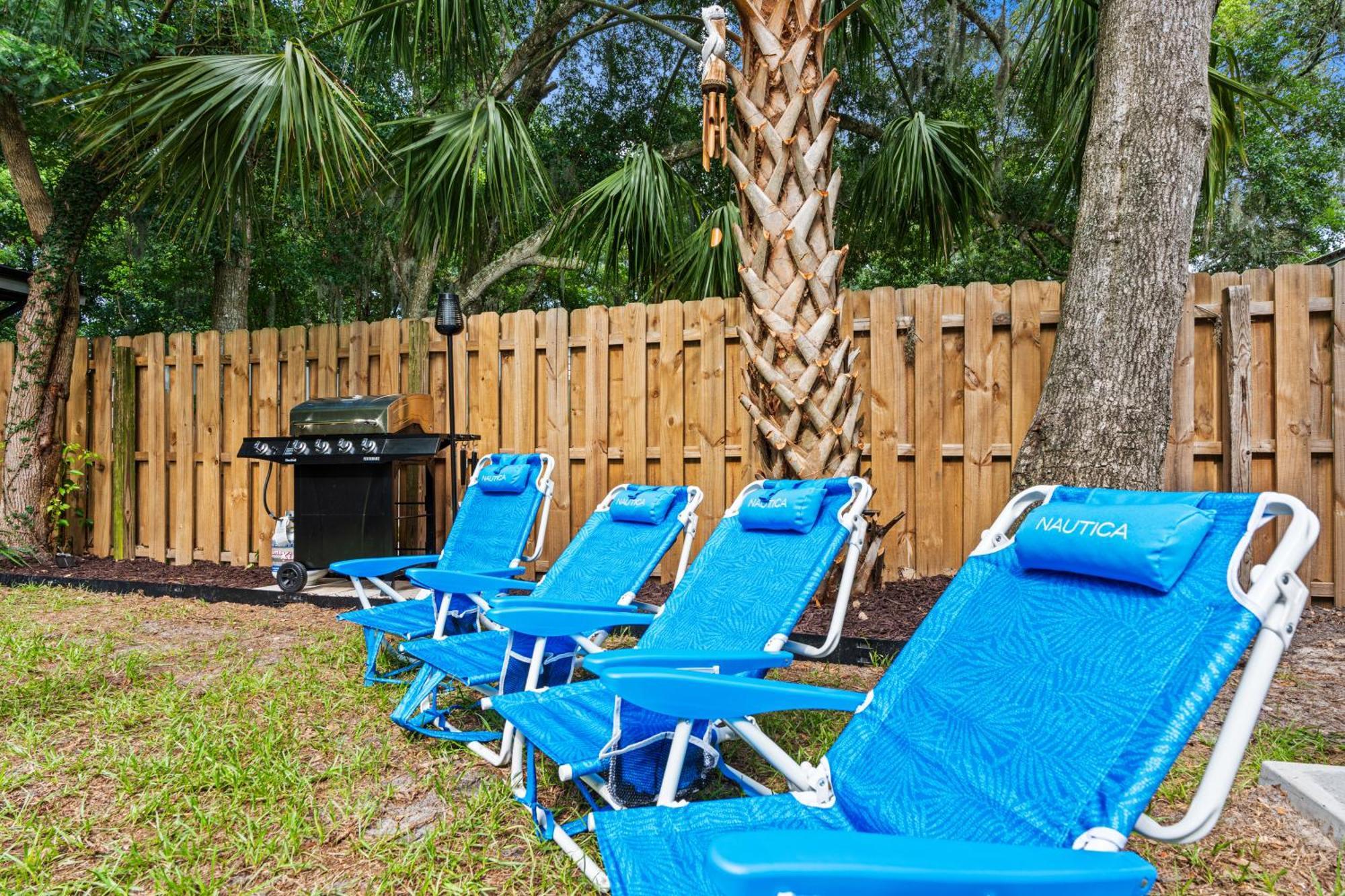 Modern Lux Coastal Home, 1mi To Historic Downtown, Fire Pit, King Beds Holiday home