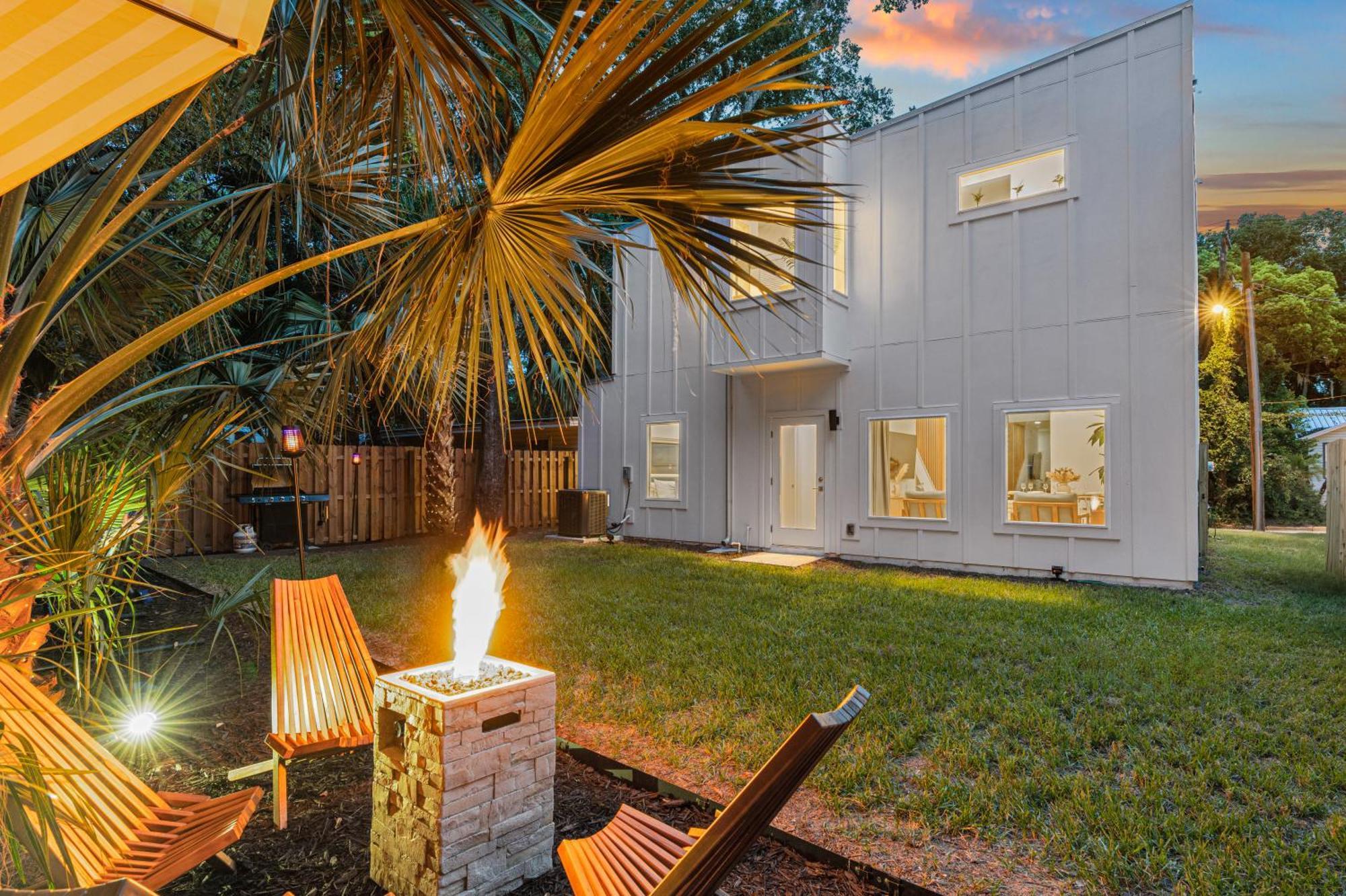 Modern Lux Coastal Home, 1mi To Historic Downtown, Fire Pit, King Beds Holiday home *