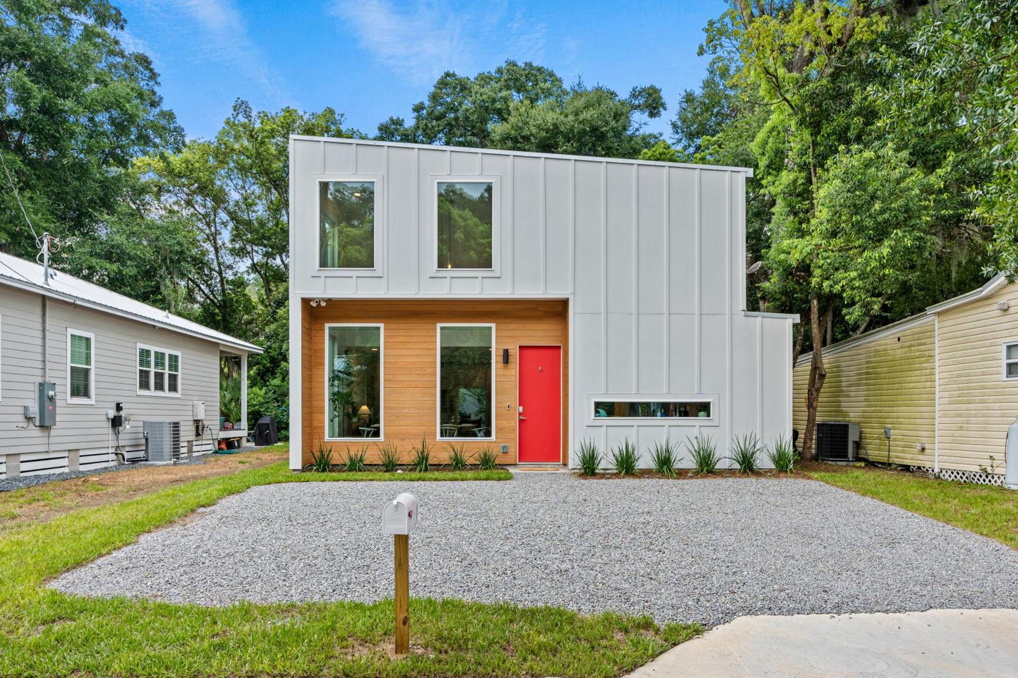 Holiday home Modern Lux Coastal Home, 1mi To Historic Downtown, Fire Pit, King Beds *