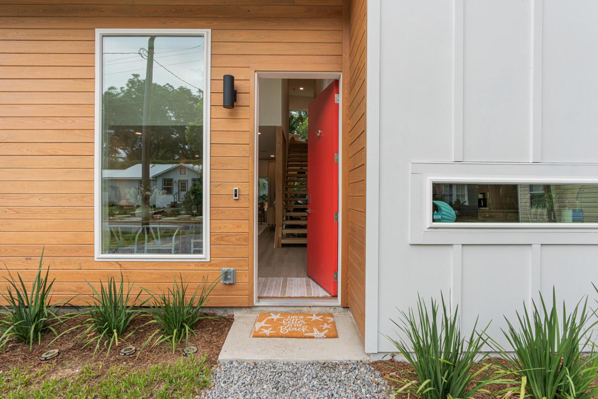 Modern Lux Coastal Home, 1mi To Historic Downtown, Fire Pit, King Beds *