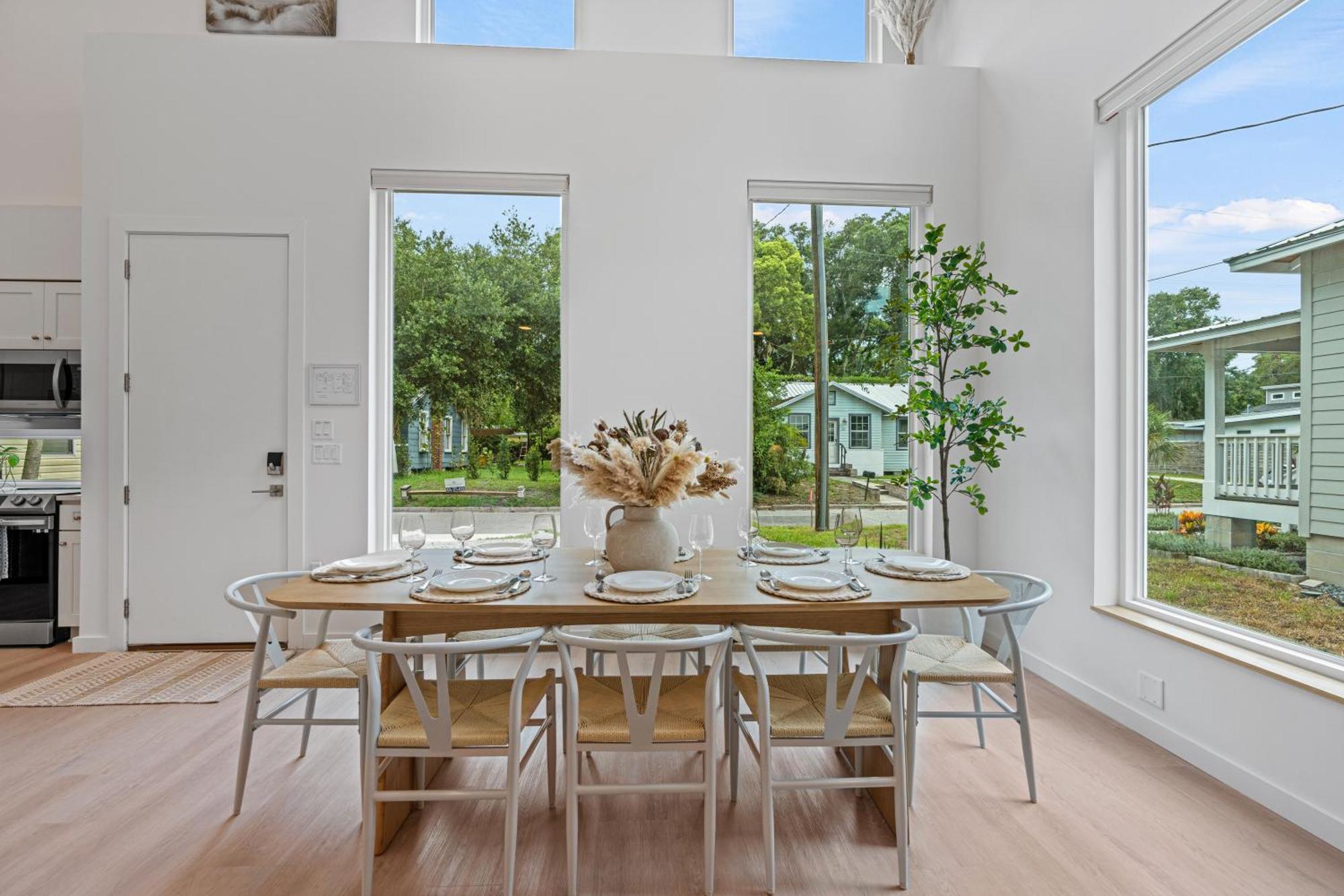Modern Lux Coastal Home, 1mi To Historic Downtown, Fire Pit, King Beds Holiday home
