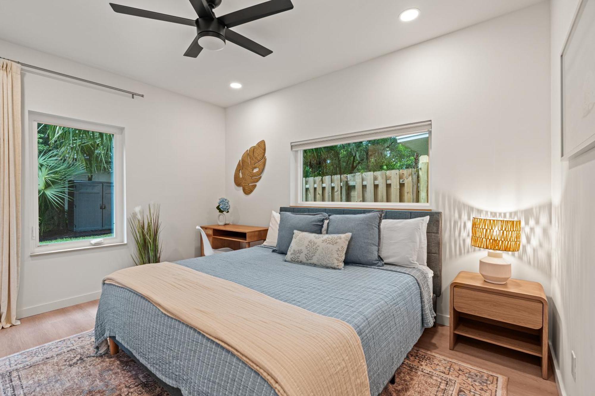 Holiday home Modern Lux Coastal Home, 1mi To Historic Downtown, Fire Pit, King Beds